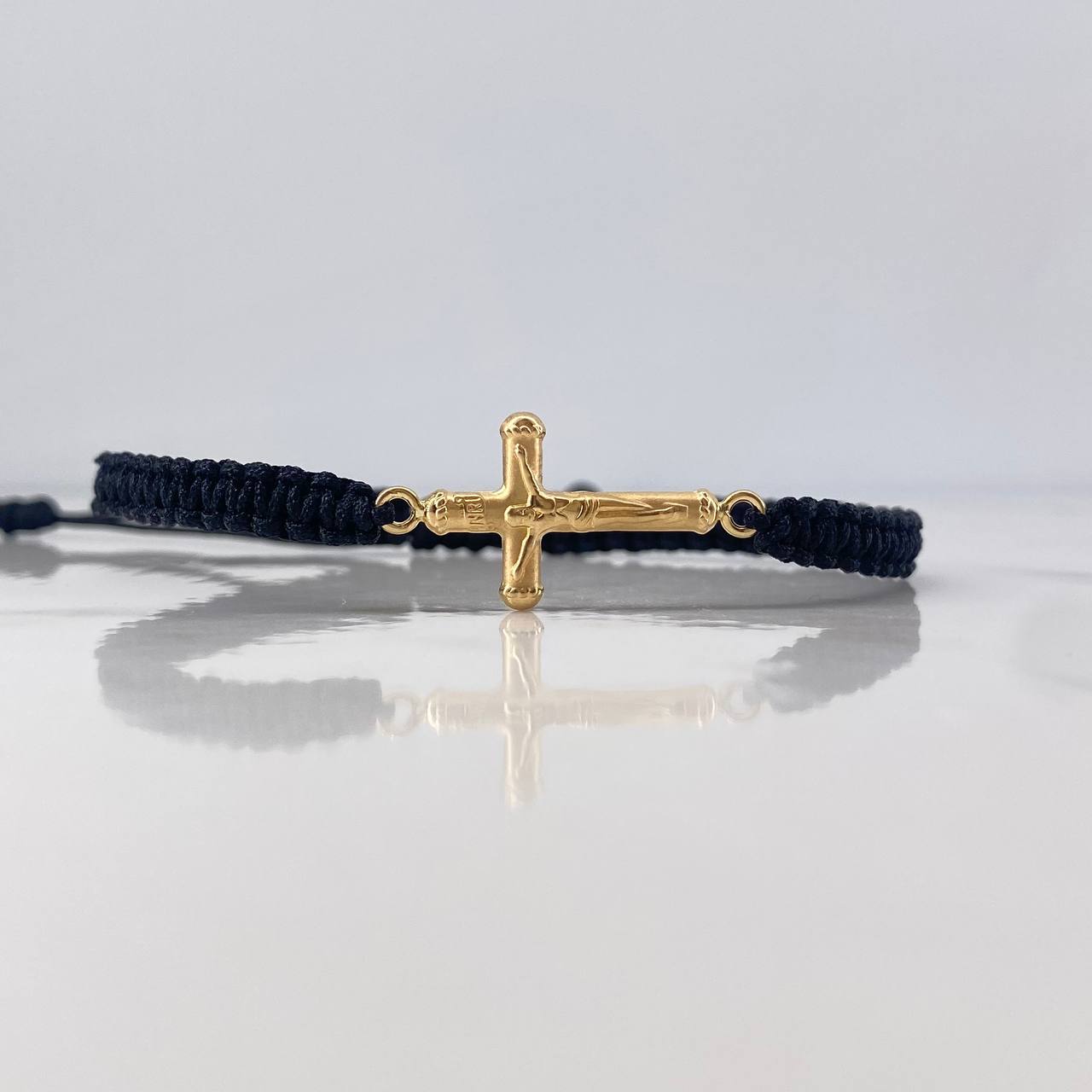 Pulsera Negra Herraje Cruz Cristo 0.75gr / Troquelada Oro Amarillo 18K &