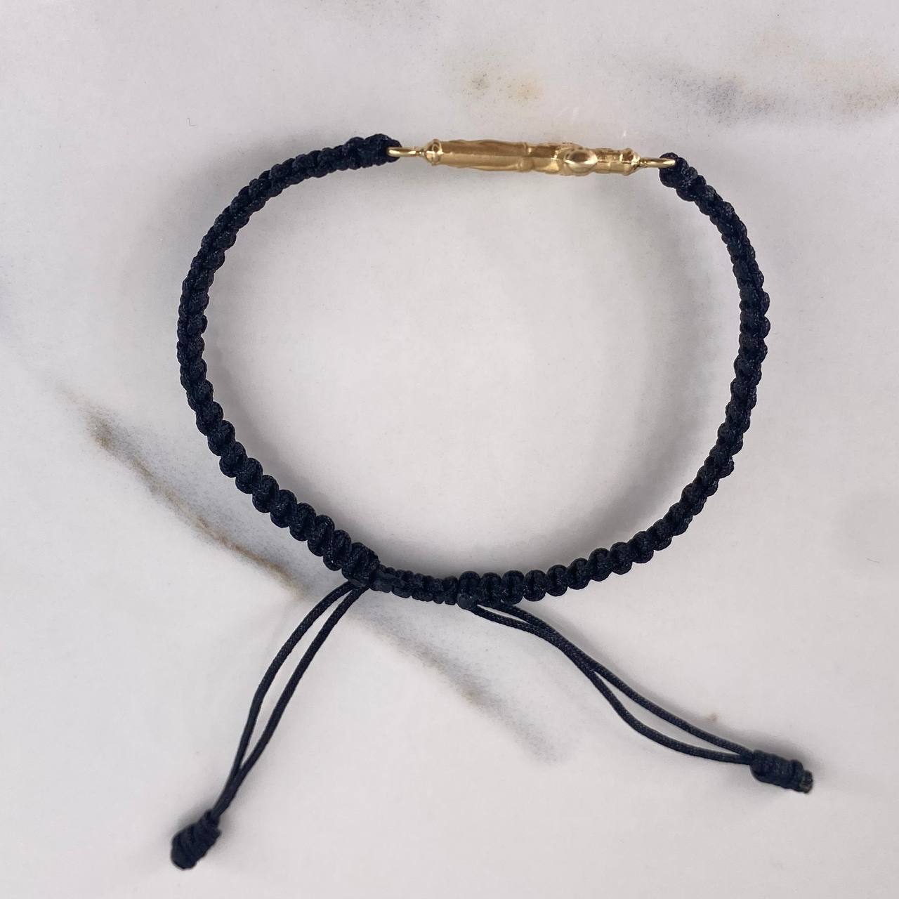 Pulsera Negra Herraje Cruz Cristo 0.75gr / Troquelada Oro Amarillo 18K &