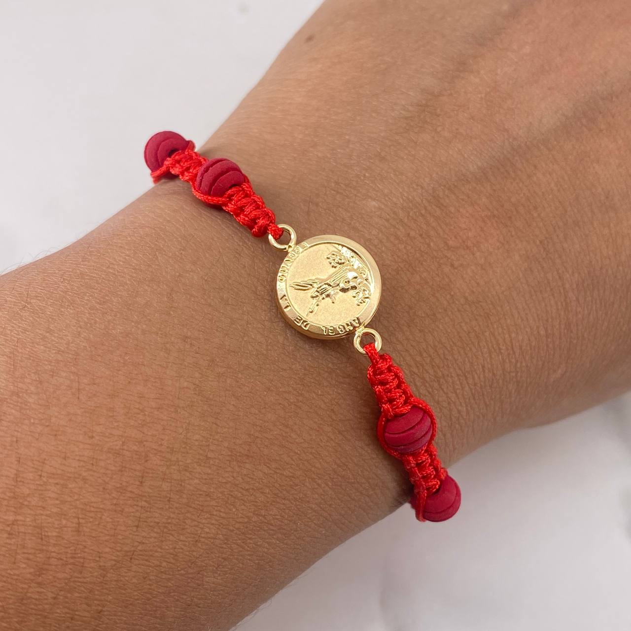 Pulsera Roja Herraje San Miguel Arcangel 0.75gr / Troquelada Oro Amarillo 18K &
