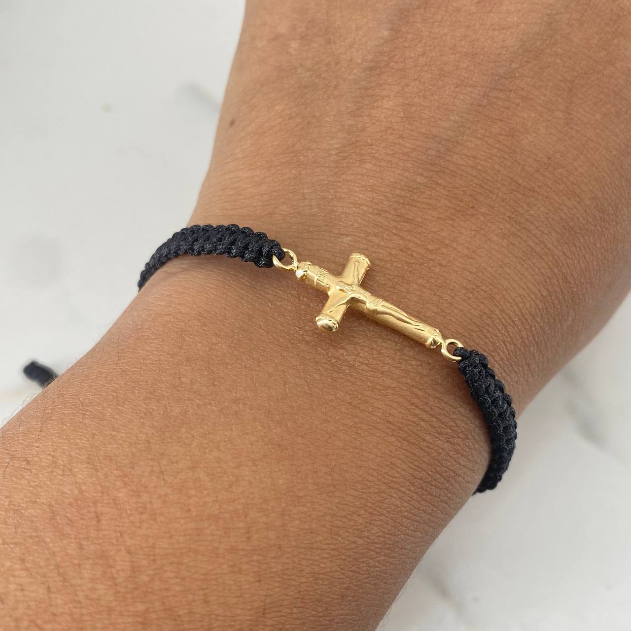 Pulsera Negra Herraje Cruz Cristo 0.75gr / Troquelada Oro Amarillo 18K &