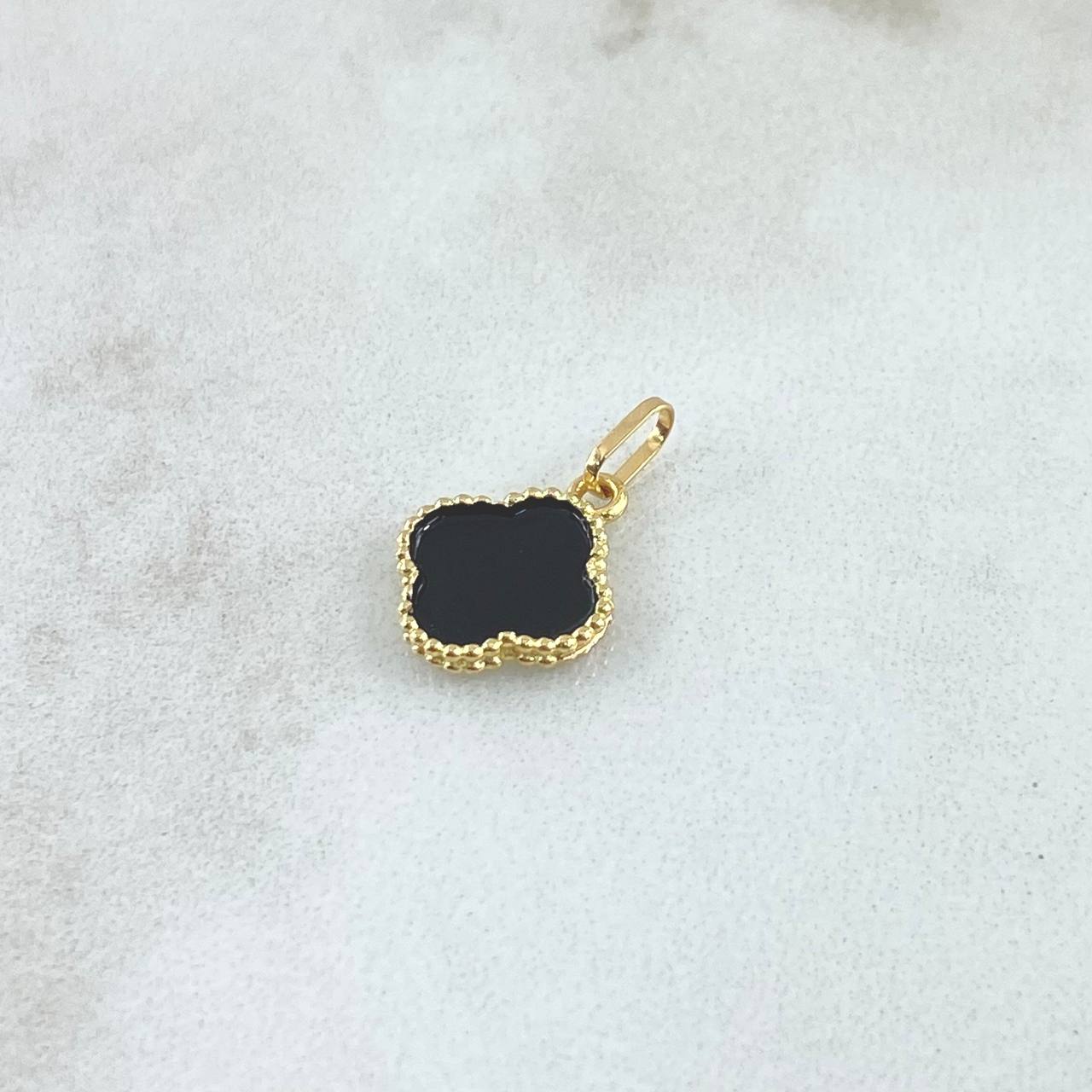 Dije Trebol VCyA 0.65gr / 2cm / Recina Negra Oro Amarillo 18K *