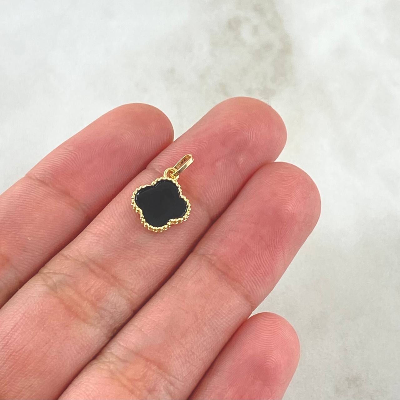 Dije Trebol VCyA 0.65gr / 2cm / Recina Negra Oro Amarillo 18K *