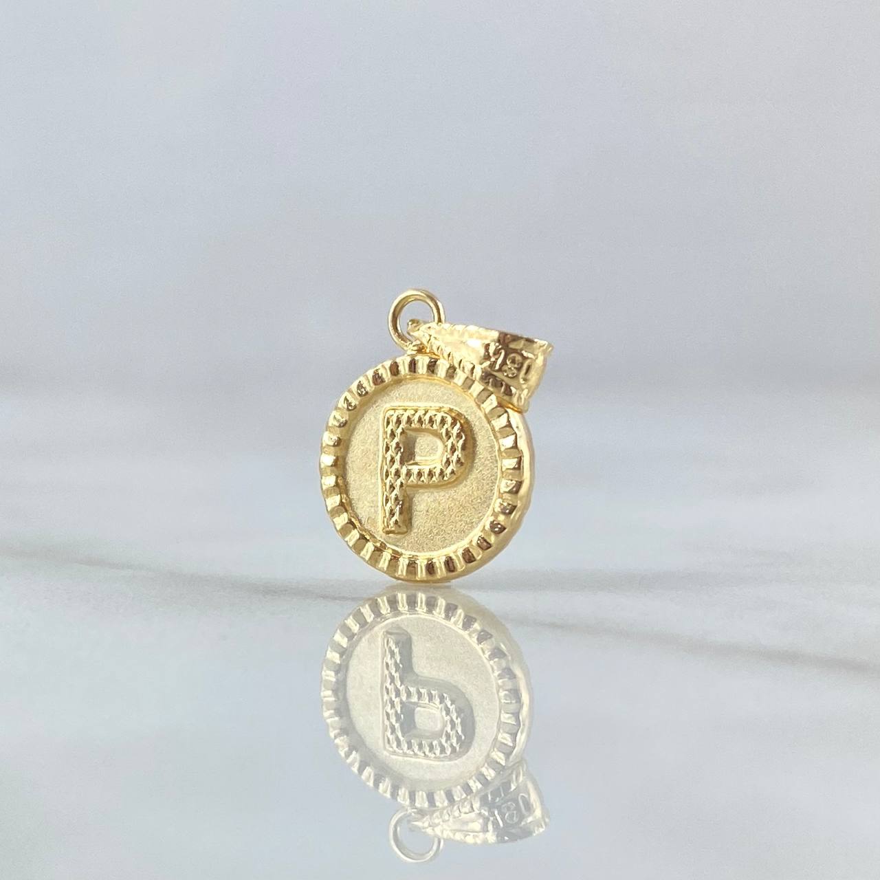 Dije Letra P Mate 0.6gr / 1.5cm / Circulo Cargador Bordeado Oro Amarillo 18K