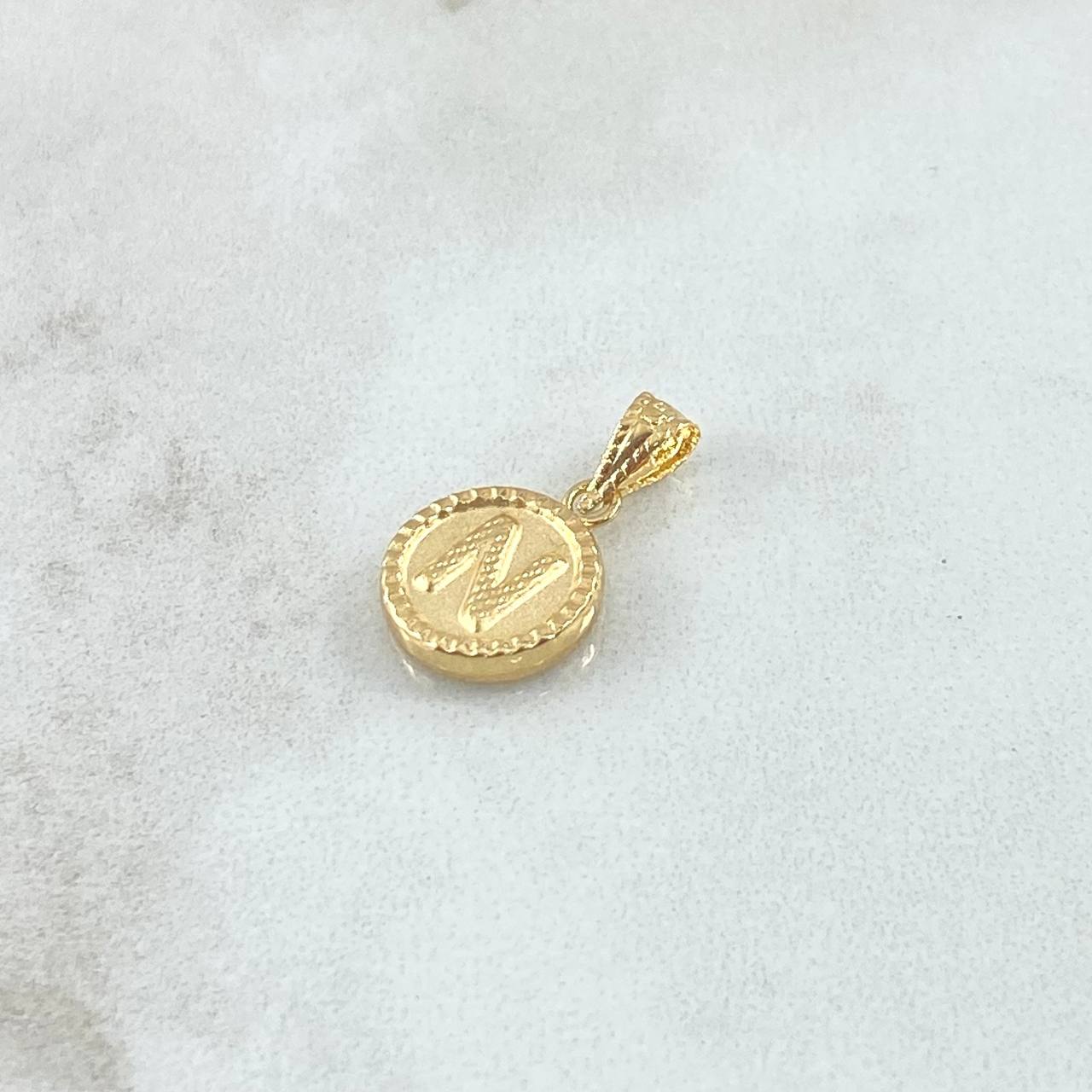 Dije Letra N Mate 0.6gr / 1.5cm / Circulo Cargador Bordeado Oro Amarillo 18K ©