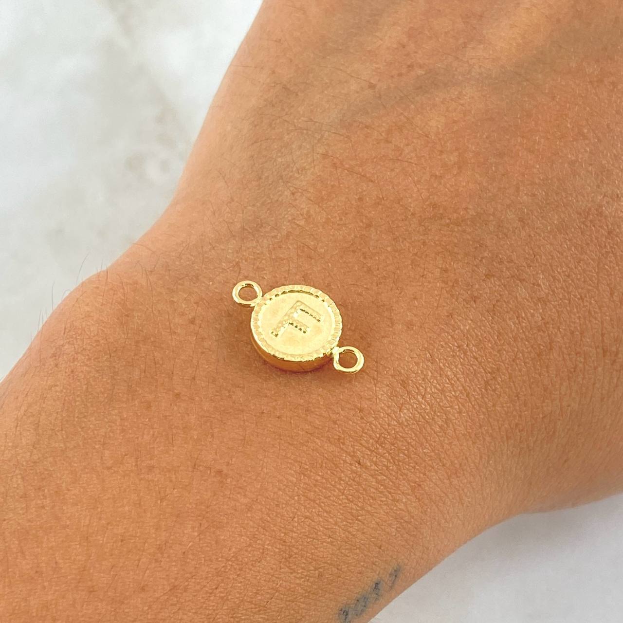 Herraje Letra F Mate 0.6gr / 1cm-1.7cm / Circulo Bordeado Oro Amarillo 18K