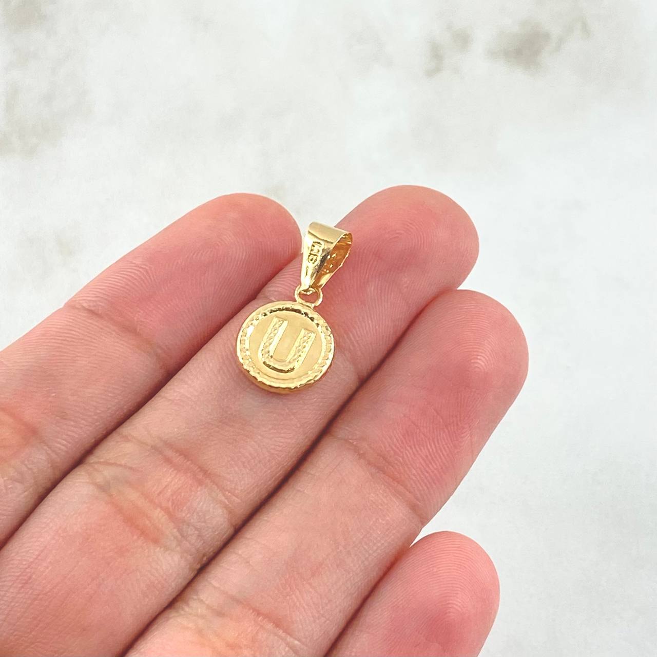 Dije Letra U 0.55gr / 2cm / Circulo Bordeado Oro Amarillo 18K