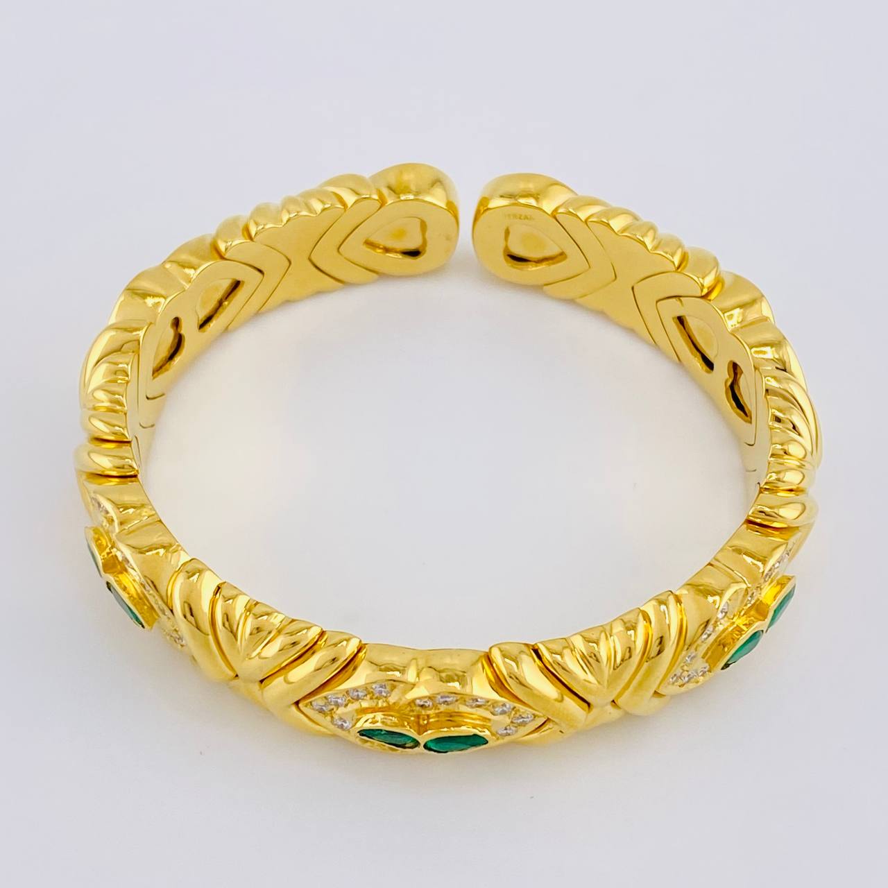 Pulso Aro Corazones Entrelazados Diamantes 2.17qts Esmeraldas 96pts 59.65g / 15cm / 11.8mm Oro Amarillo 18K
