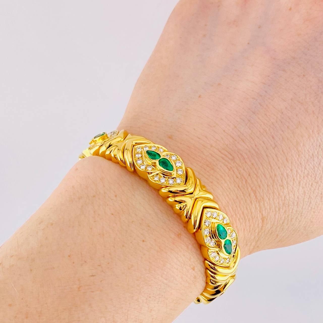 Pulso Aro Corazones Entrelazados Diamantes 2.17qts Esmeraldas 96pts 59.65g / 15cm / 11.8mm Oro Amarillo 18K