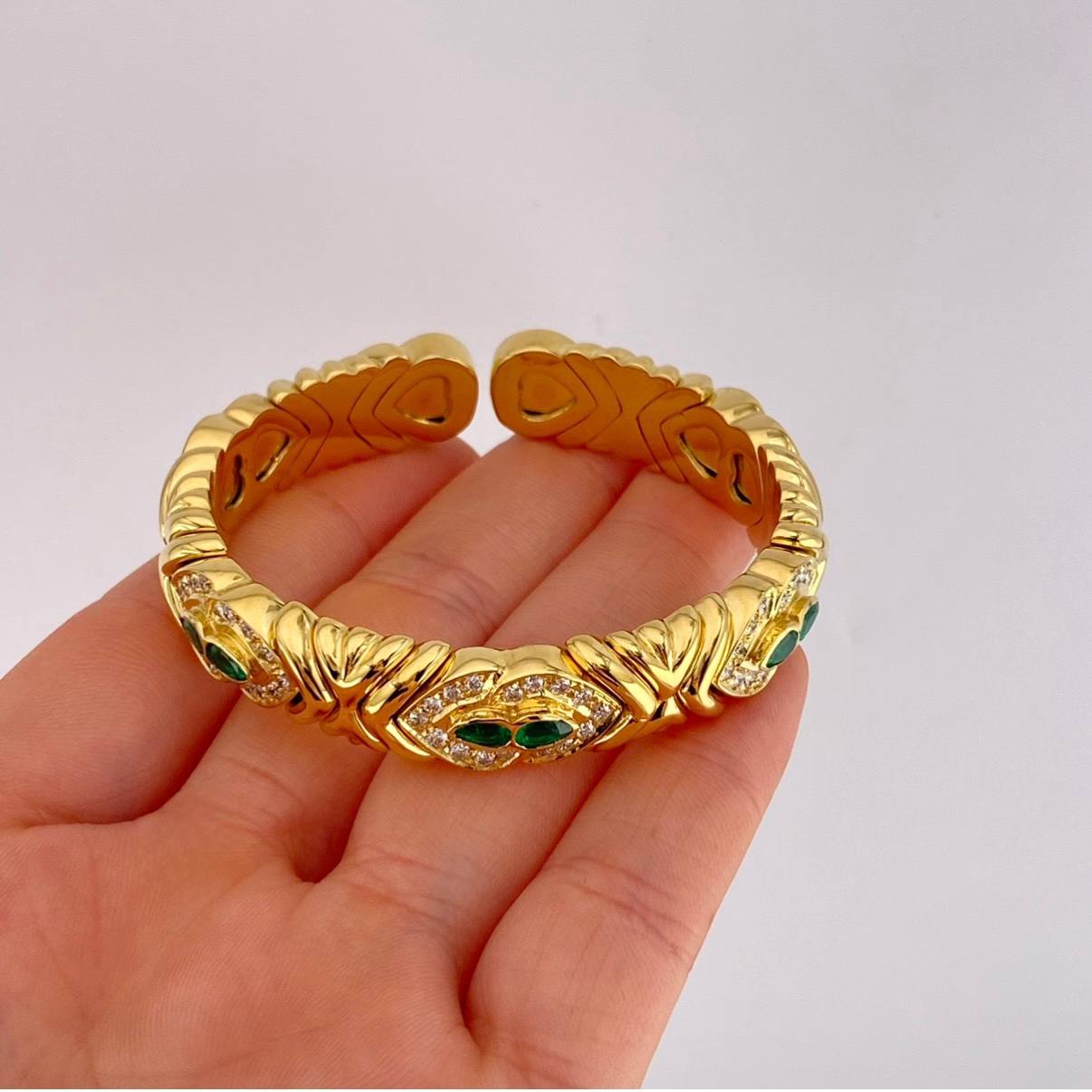 Pulso Aro Corazones Entrelazados Diamantes 2.17qts Esmeraldas 96pts 59.65g / 15cm / 11.8mm Oro Amarillo 18K