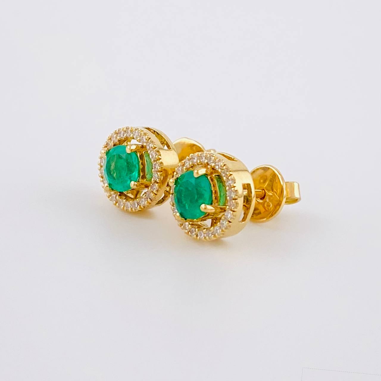 Topos Halo Chaton Esmeraldas 1.2qts Diamantes 42pts 4.1g / 9mm Oro Amarillo 18K