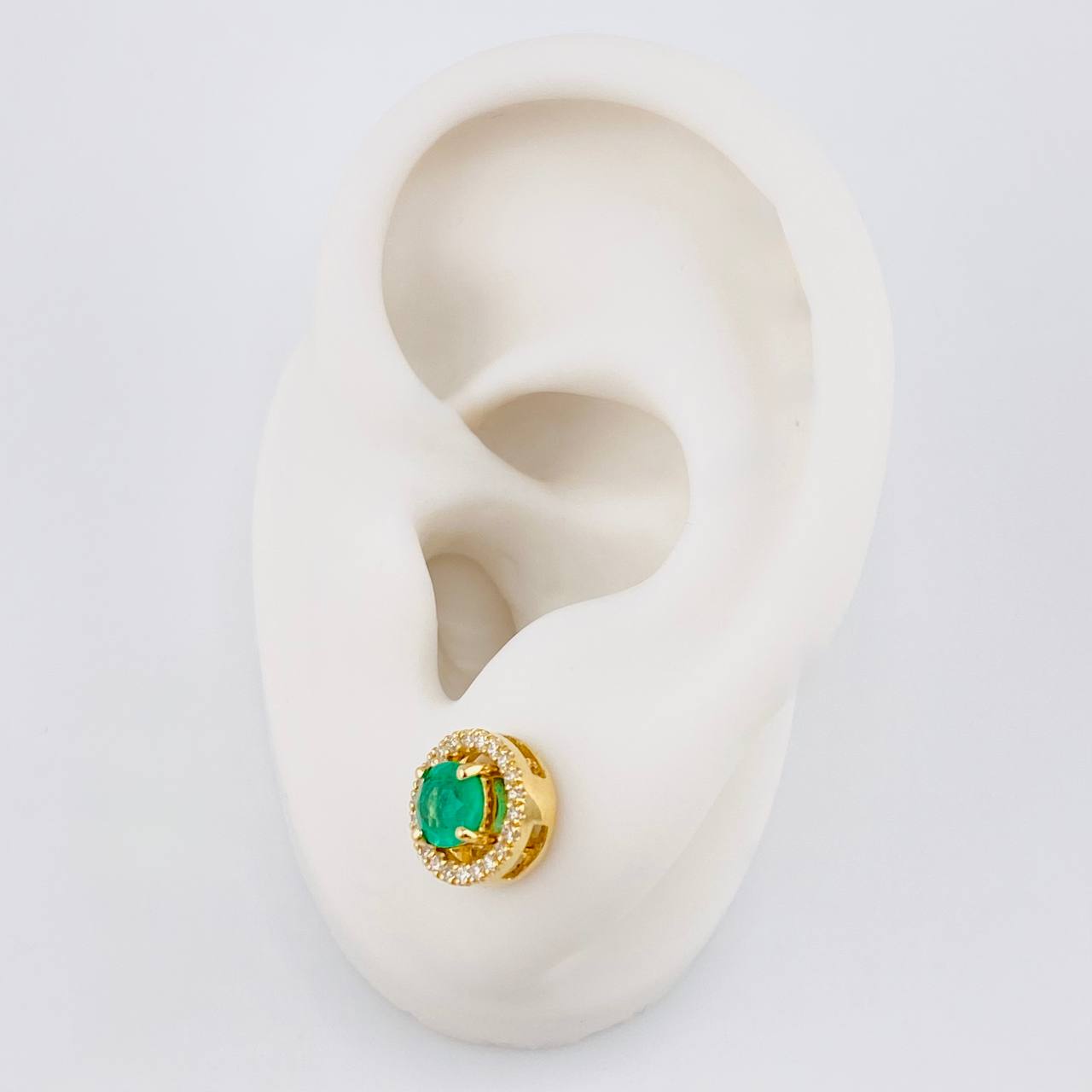 Topos Halo Chaton Esmeraldas 1.2qts Diamantes 42pts 4.1g / 9mm Oro Amarillo 18K