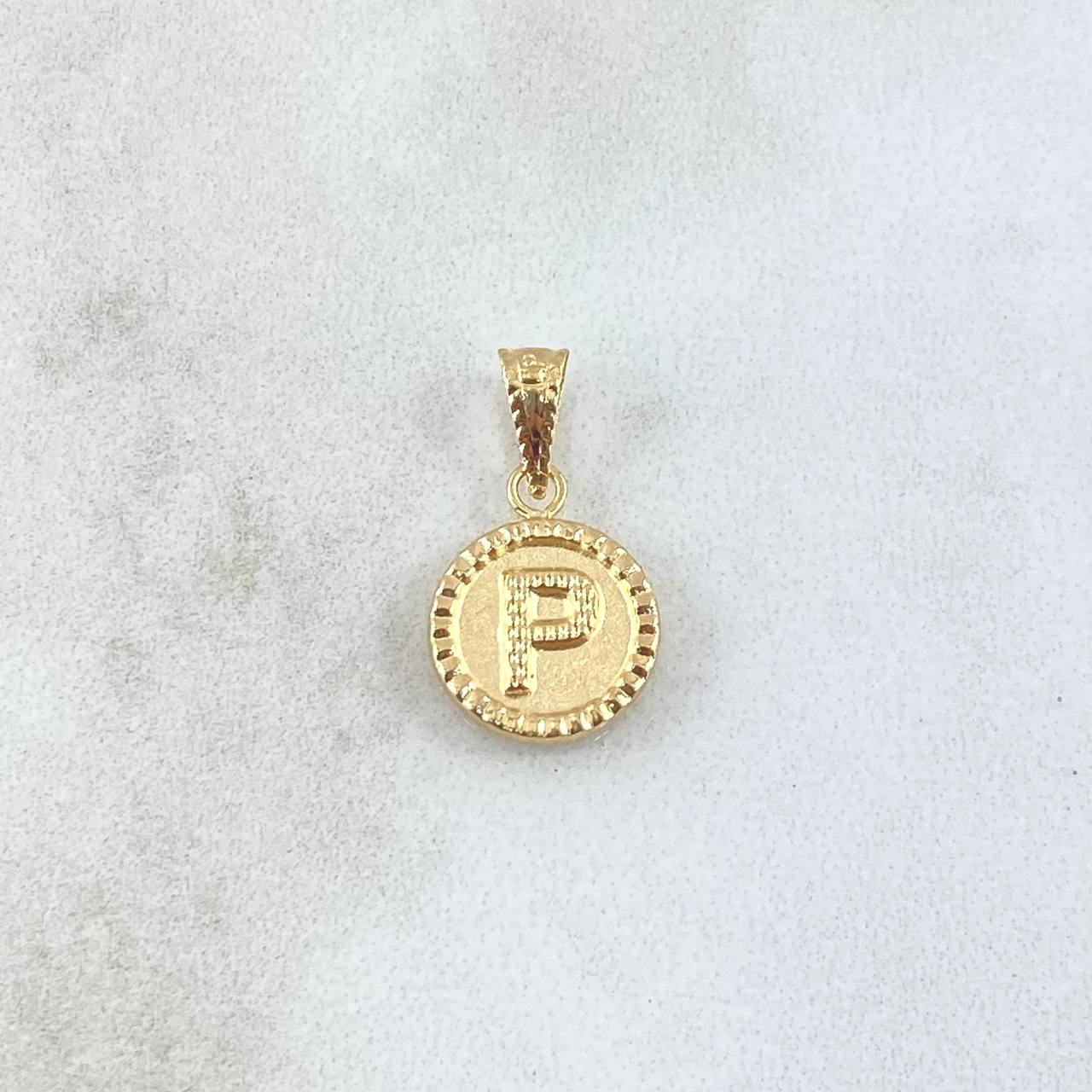 Dije Letra P Mate 0.55gr / 1.5cm / Circulo Cargador Bordeado Oro Amarillo 18K *