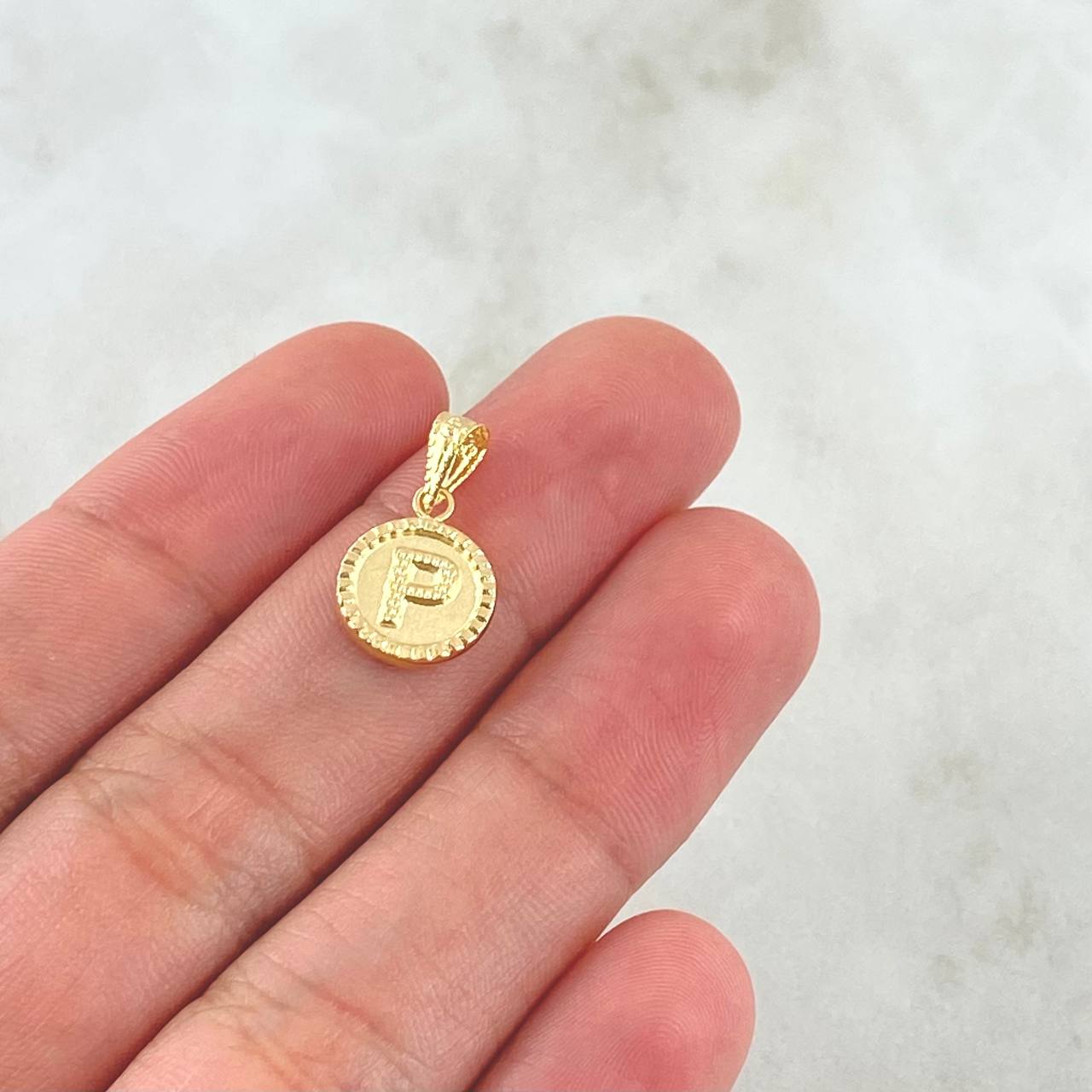 Dije Letra P Mate 0.55gr / 1.5cm / Circulo Cargador Bordeado Oro Amarillo 18K ©