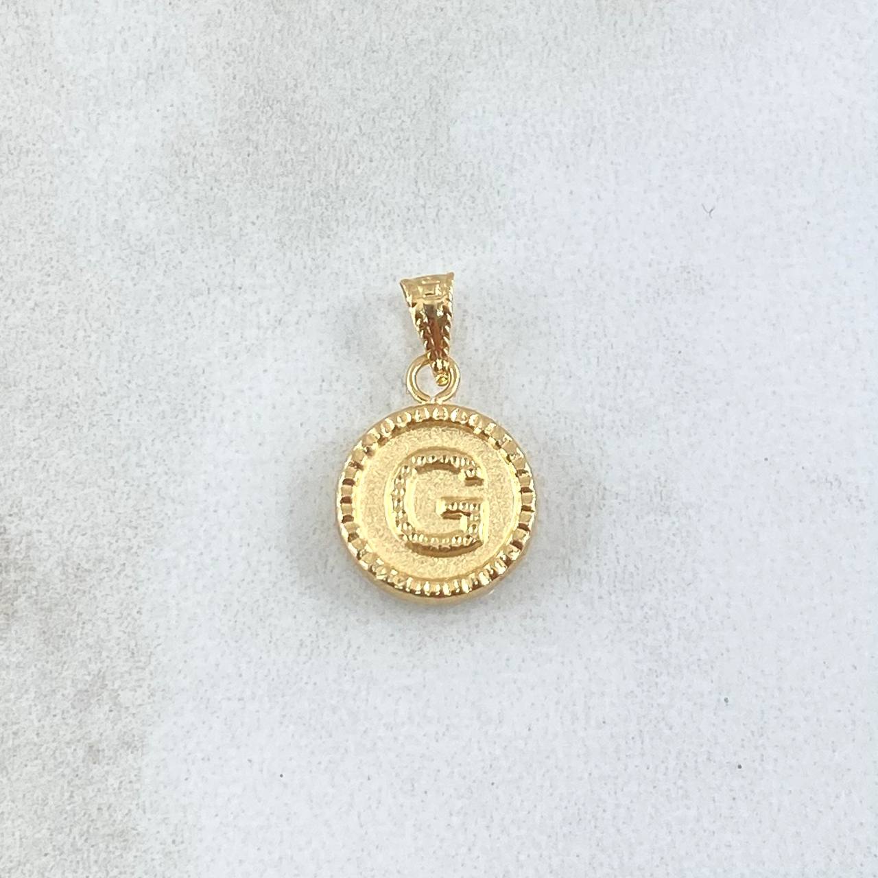 Dije Letra G Mate 0.55gr / 1.5cm / Circulo Cargador Bordeado Oro Amarillo 18K ©