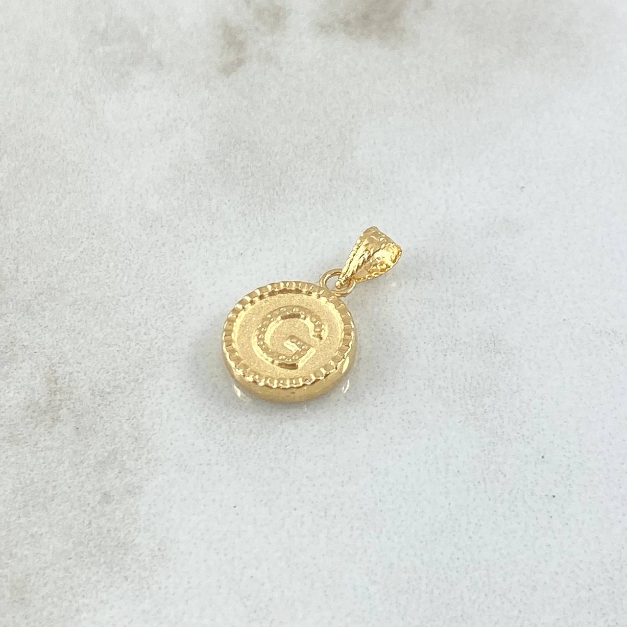 Dije Letra G Mate 0.55gr / 1.5cm / Circulo Cargador Bordeado Oro Amarillo 18K *