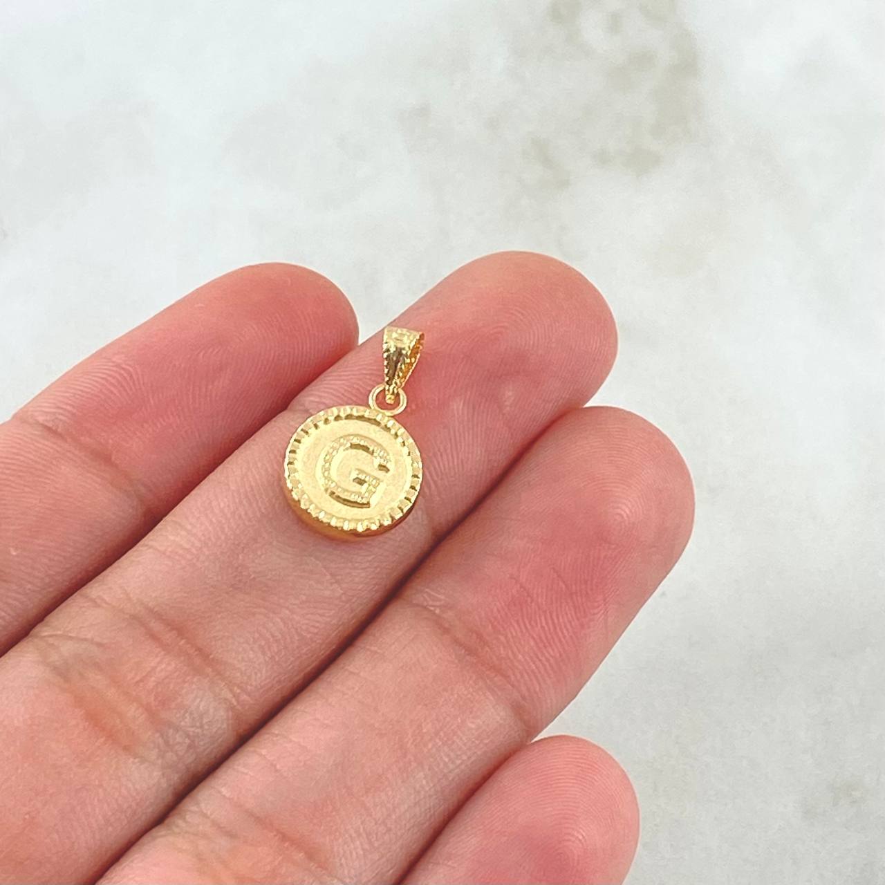 Dije Letra G Mate 0.55gr / 1.5cm / Circulo Cargador Bordeado Oro Amarillo 18K *
