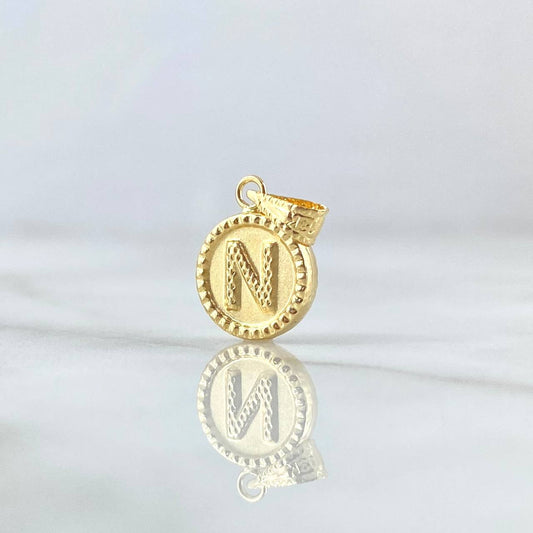 Dije Letra N Mate 0.6gr / 1.5cm / Circulo Cargador Bordeado Oro Amarillo 18K ©