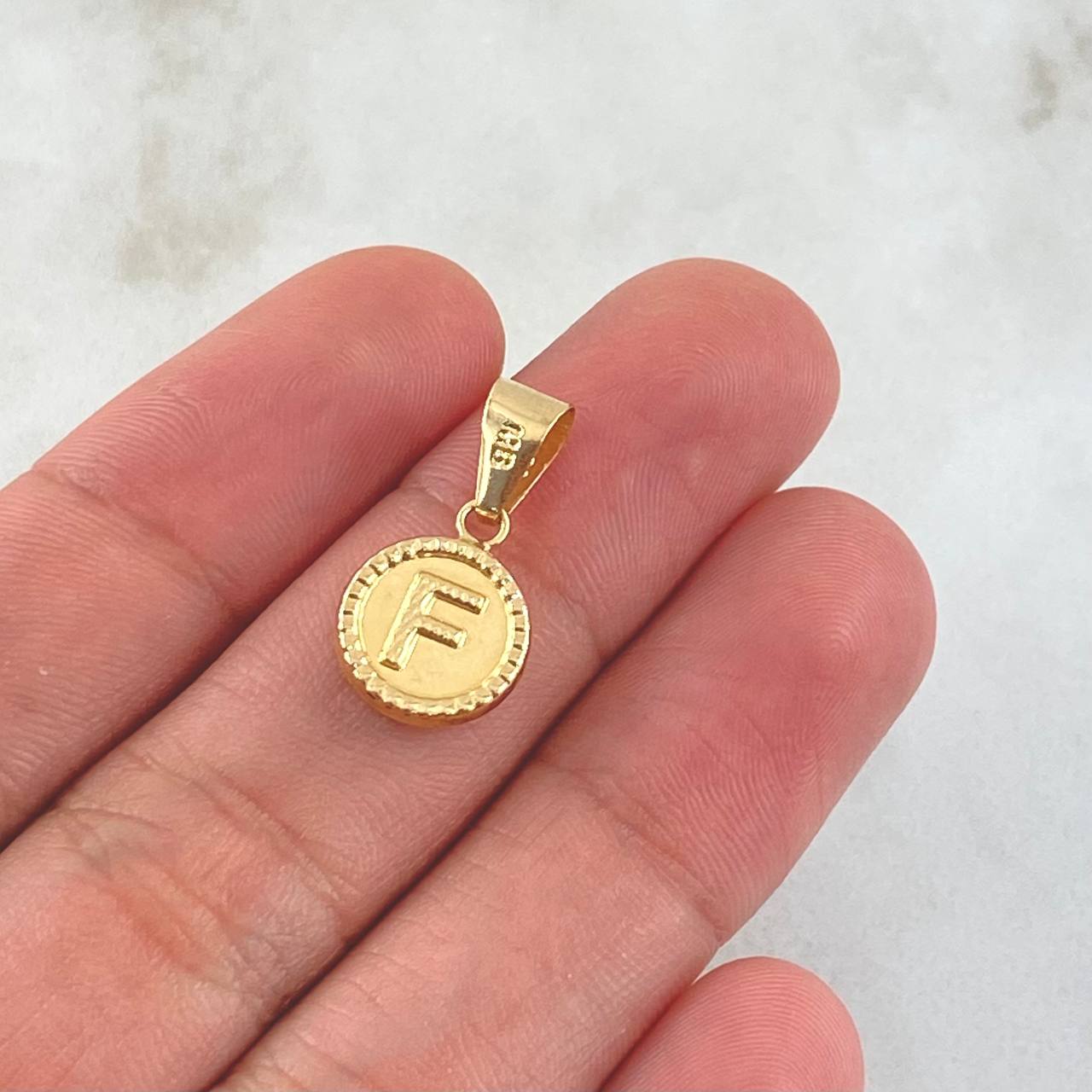 Dije Letra F 0.6gr / 2cm / Circulo Bordeado Oro Amarillo 18K *