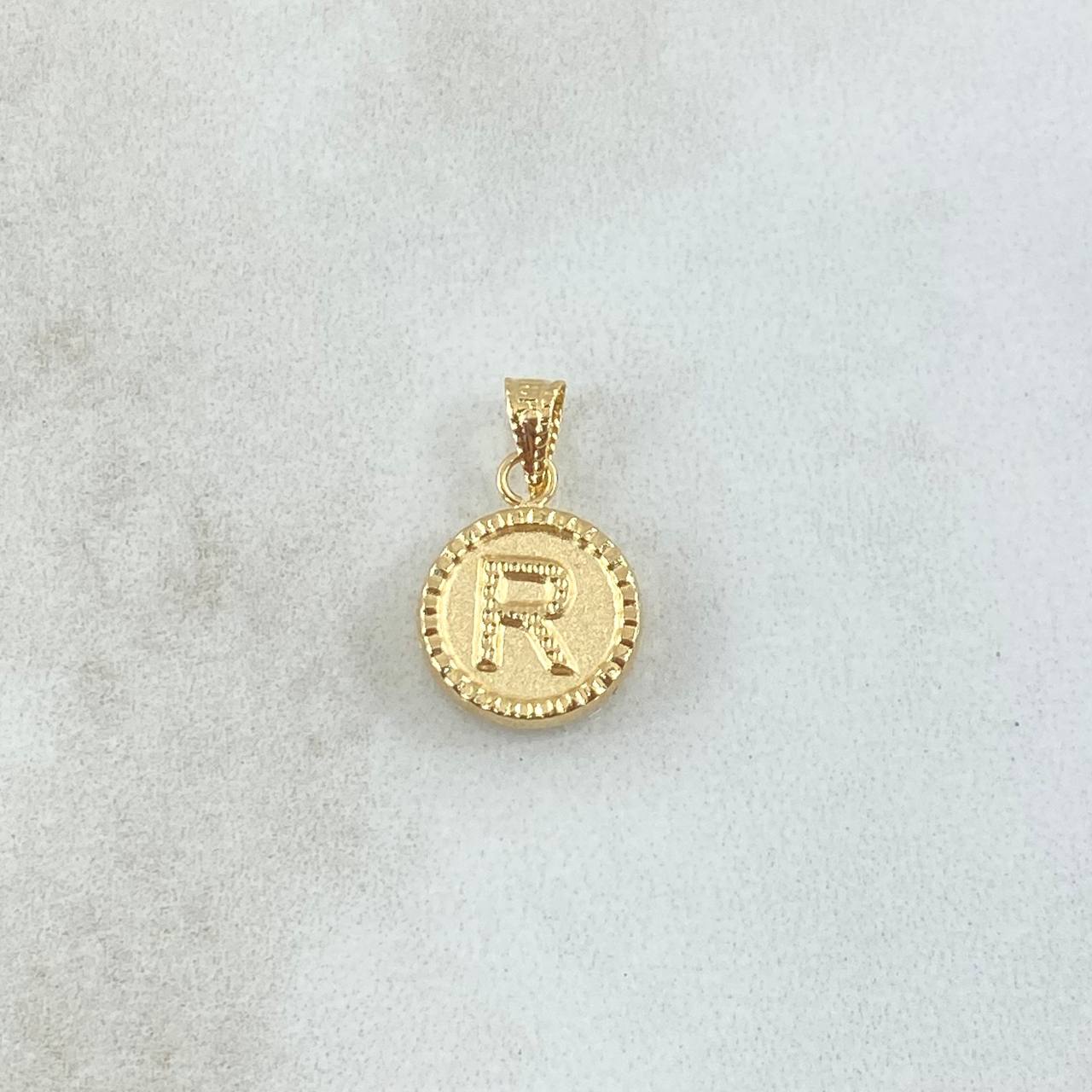 Dije Letra R Mate 0.55gr / 1.5cm / Circulo Cargador Bordeado Oro Amarillo 18K