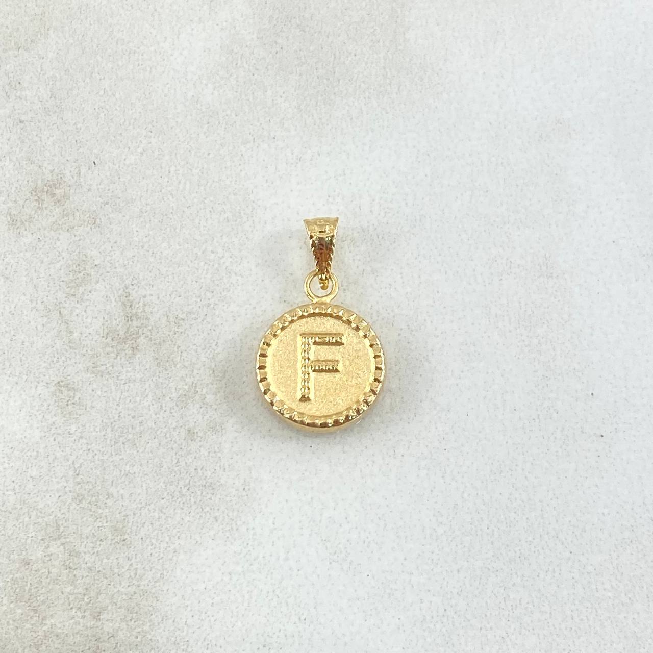 Dije Letra F Mate 0.55gr / 1.5cm / Circulo Cargador Bordeado Oro Amarillo 18K