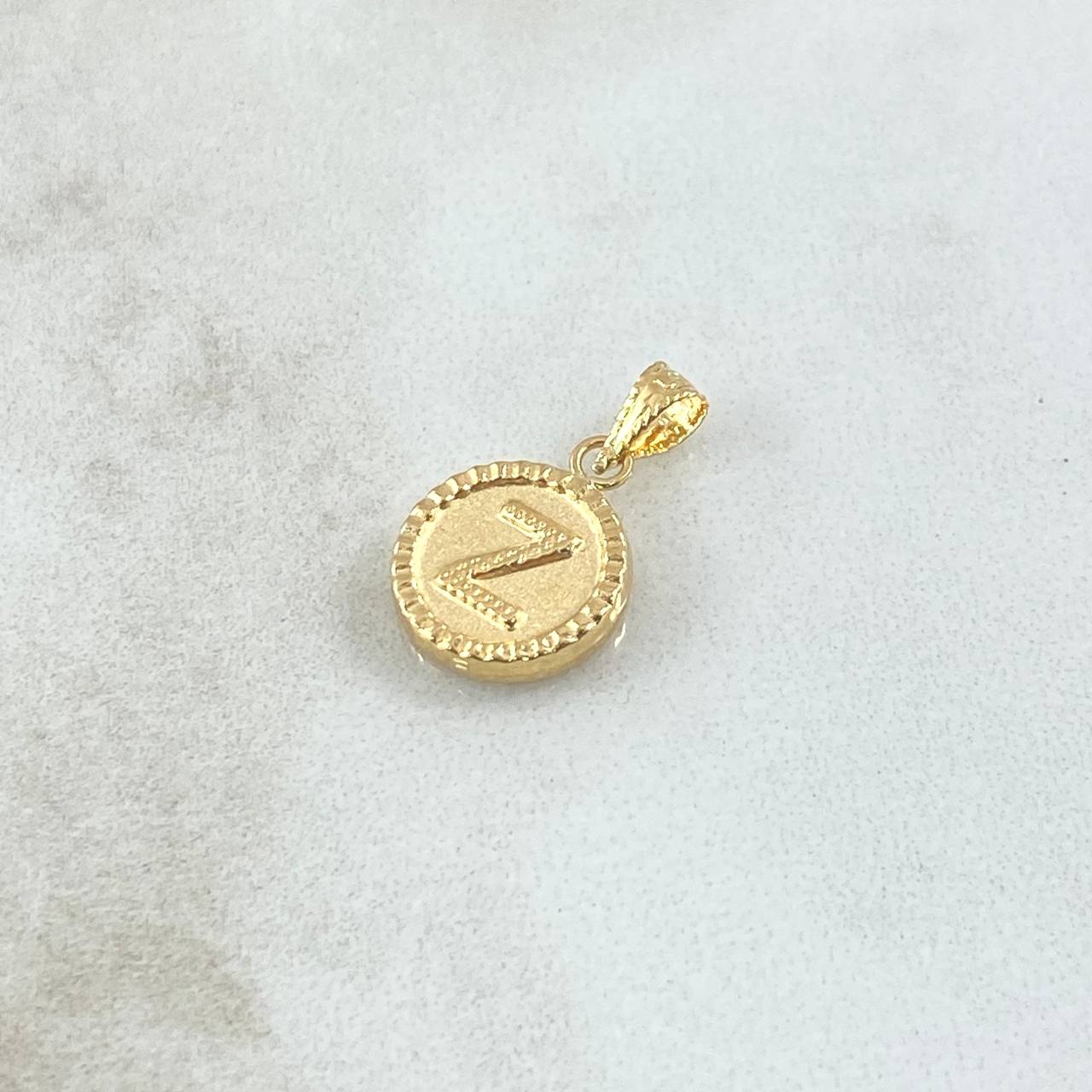Dije Letra Z Mate 0.6gr / 1.5cm / Circulo Cargador Bordeado Oro Amarillo 18K