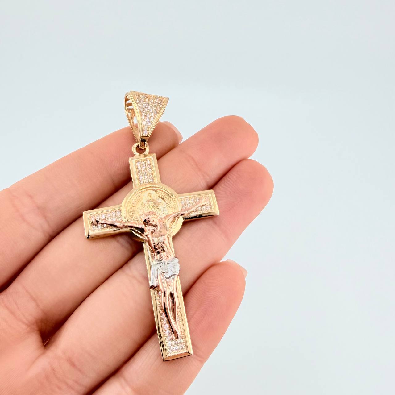 Dije Cristo San Benito 12.15 g / 6.5 cm Tres Oros 18K