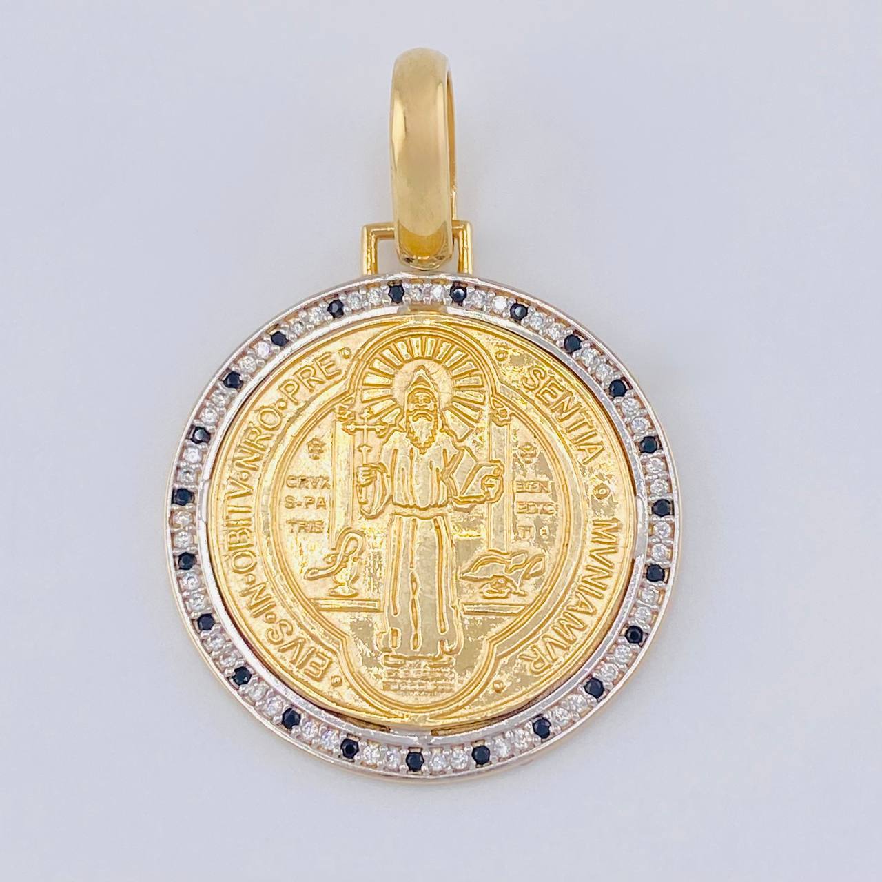 Dije Medalla San Benito 8.1 g / 4 cm Dos Oros Amarillo Blanco 18K