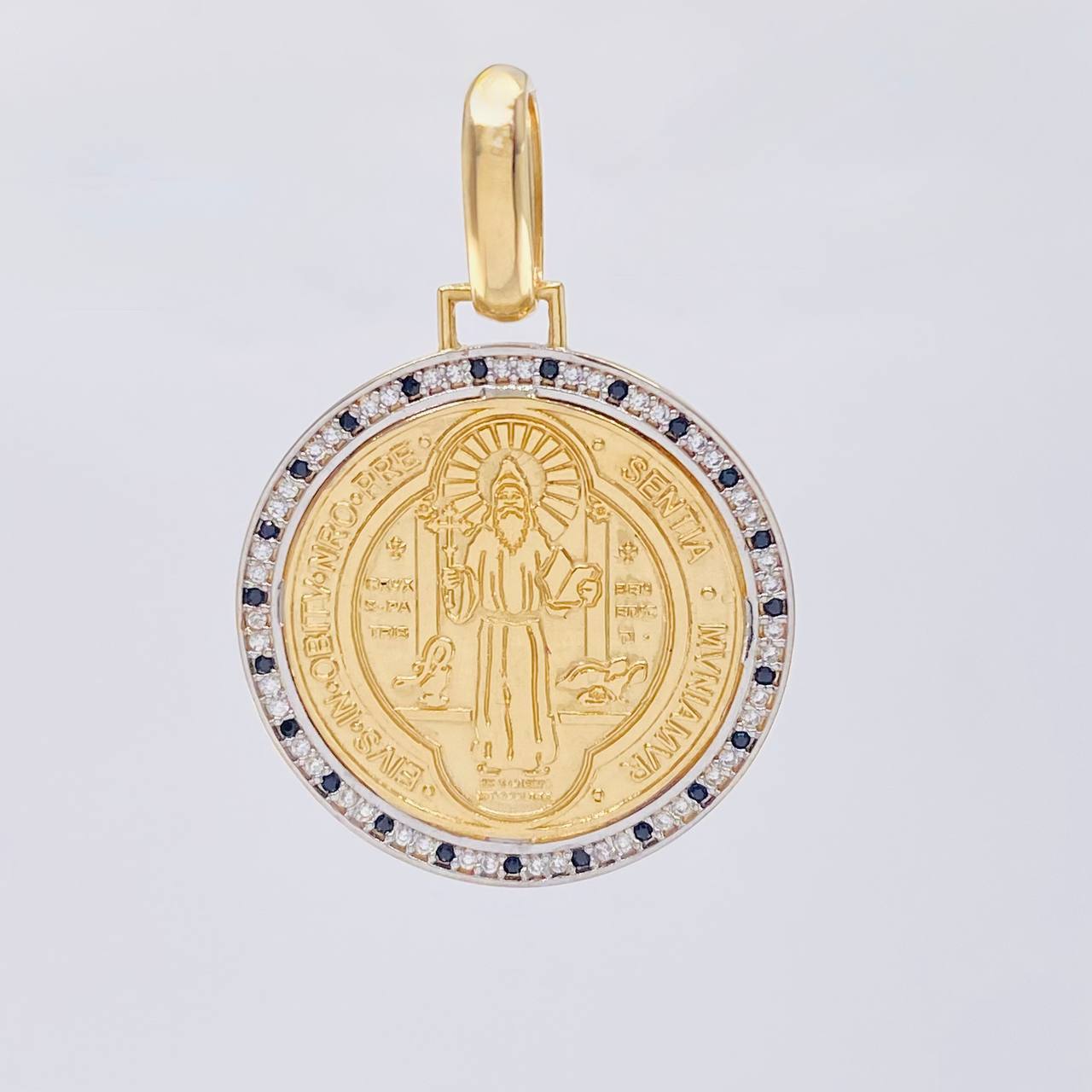 Dije Medalla San Benito 8.1 g / 4 cm Dos Oros Amarillo Blanco 18K