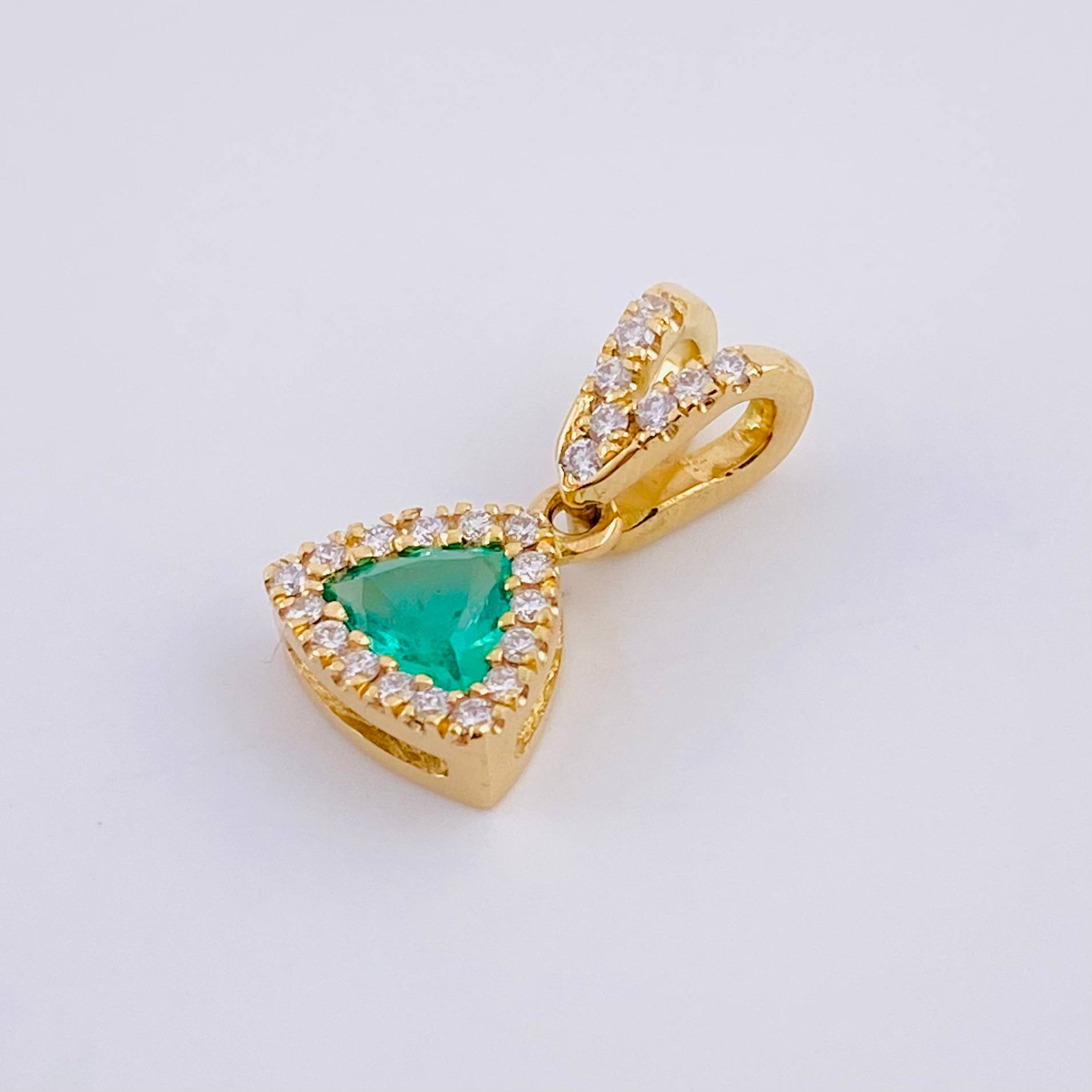 Dije Glamour Esmeralda 40pts Diamante 0.25pts 2.05g / 1.7cm Oro Amarillo 18K
