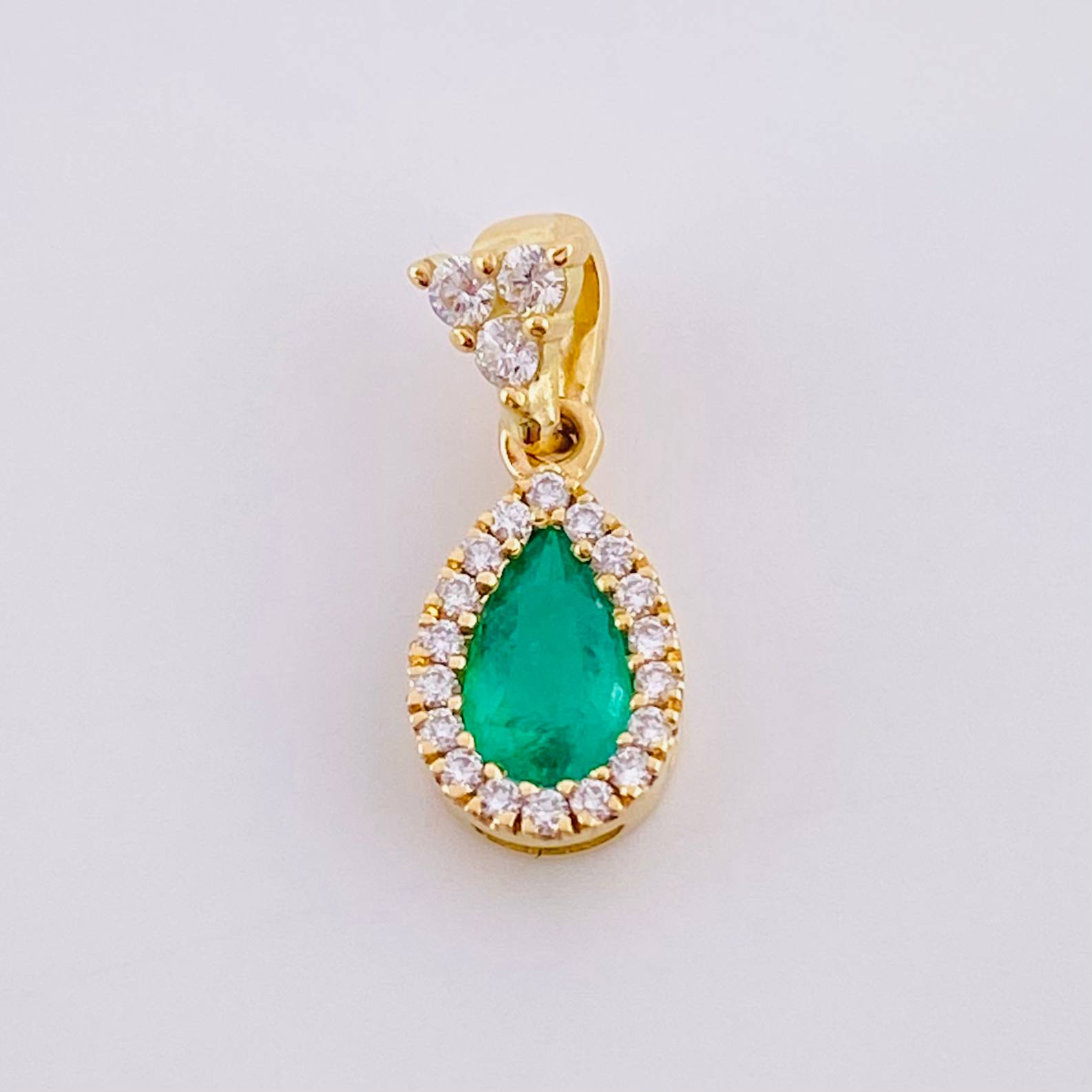 Dije Rocío de Luz Esmeralda 0.69pts Diamante 0.31pts 1.7g / 1.8cm Oro Amarillo 18K