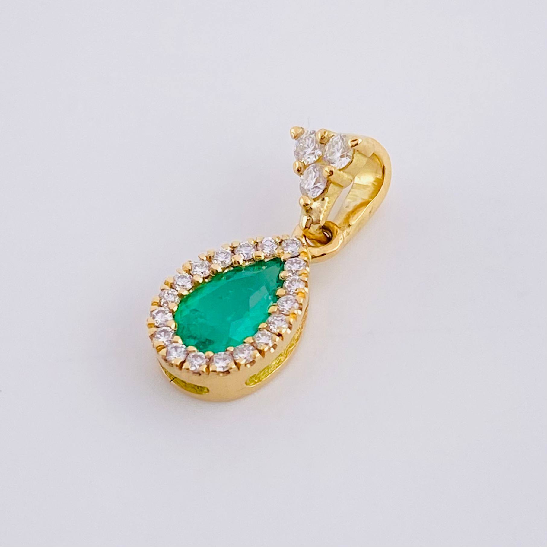 Dije Rocío de Luz Esmeralda 0.69pts Diamante 0.31pts 1.7g / 1.8cm Oro Amarillo 18K