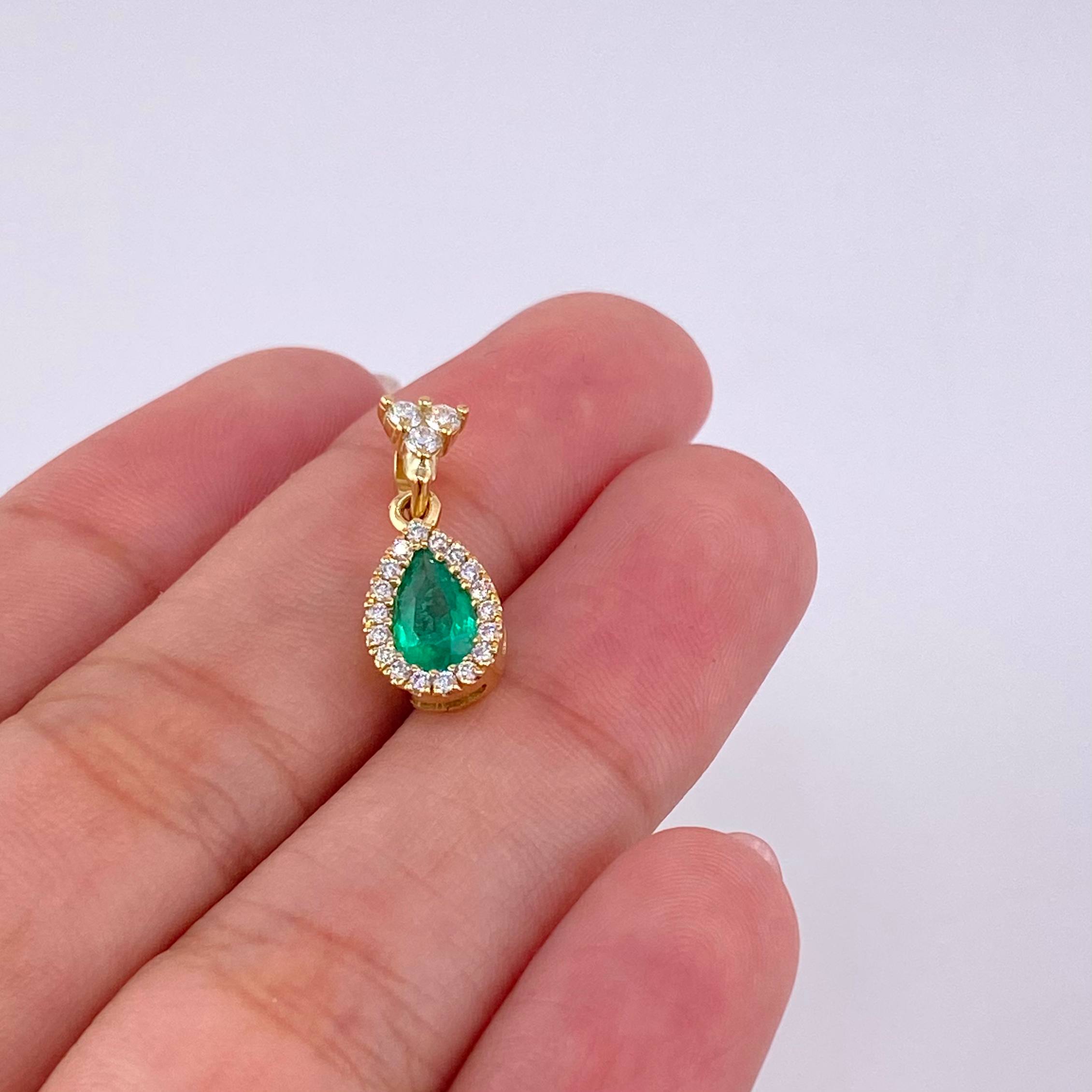 Dije Rocío de Luz Esmeralda 0.69pts Diamante 0.31pts 1.7g / 1.8cm Oro Amarillo 18K