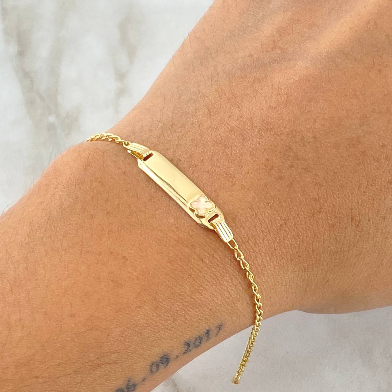 Pulso Bebé Espiga Placa Rectangular Trebol 1.75gr / 12cm-14cm / 1.6mm Resina Perlada Graduable Oro Amarillo 18K *