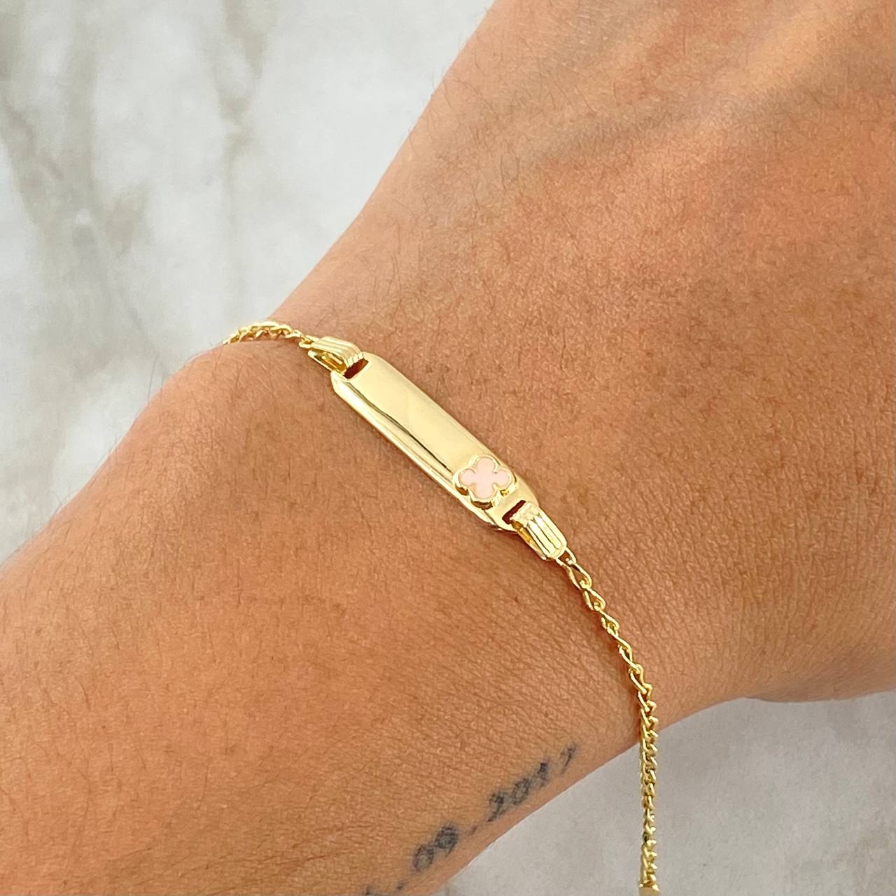 Pulso Bebé Espiga Placa Rectangular Trebol 1.65gr / 15cm-16cm / 1.6mm Resina Rosada Graduable Oro Amarillo 18K
