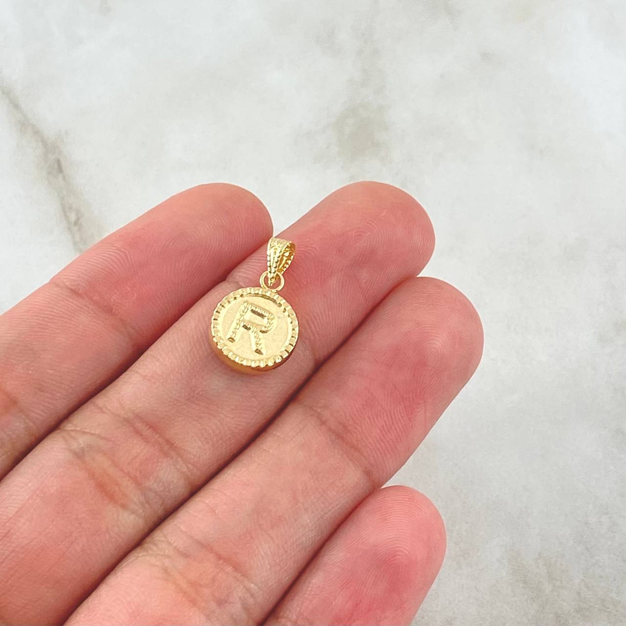 Dije Letra R Mate 0.55gr / 1.5cm / Circulo Cargador Bordeado Oro Amarillo 18K