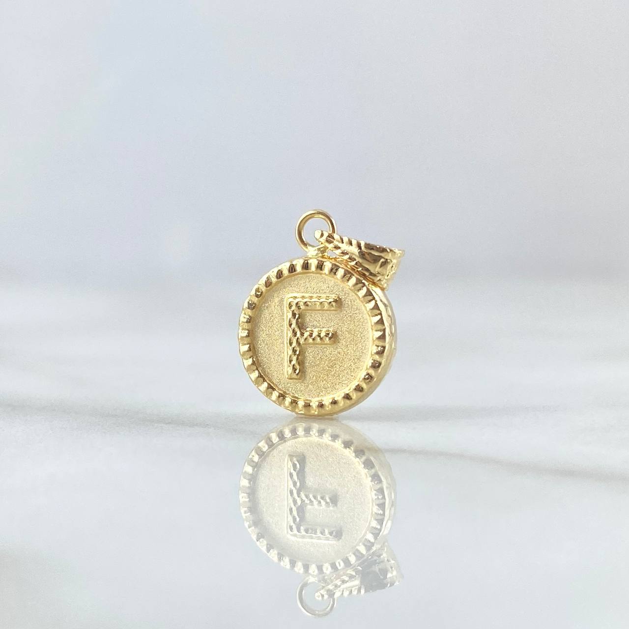 Dije Letra F Mate 0.55gr / 1.5cm / Circulo Cargador Bordeado Oro Amarillo 18K