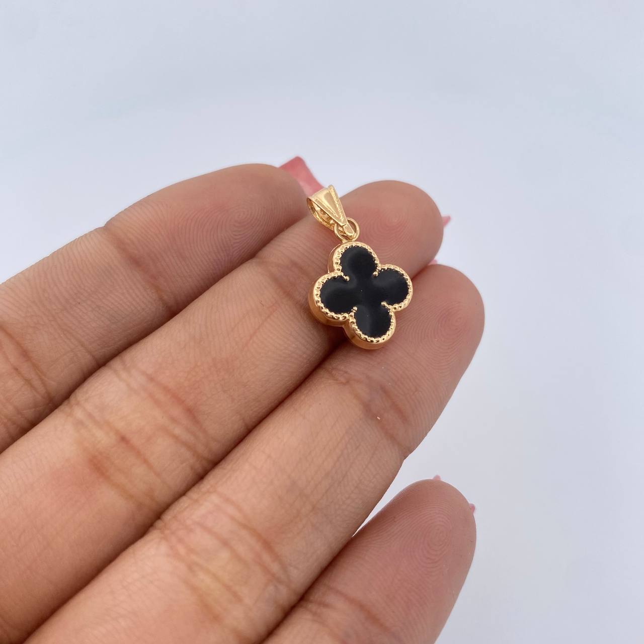 Dije Trebol 0.8gr / 2.1cm / Electroestatico Negro                Oro Amarillo 18K &