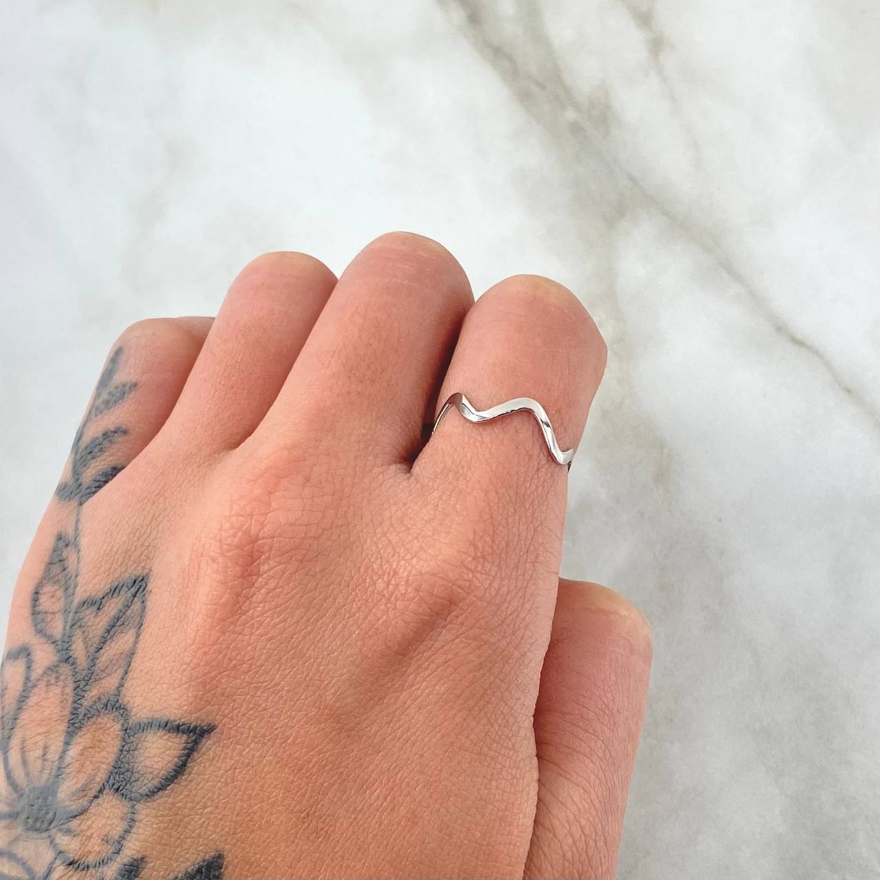 Anillo Zig - Zag 0.8gr / T7 / Oro Blanco 18K ©