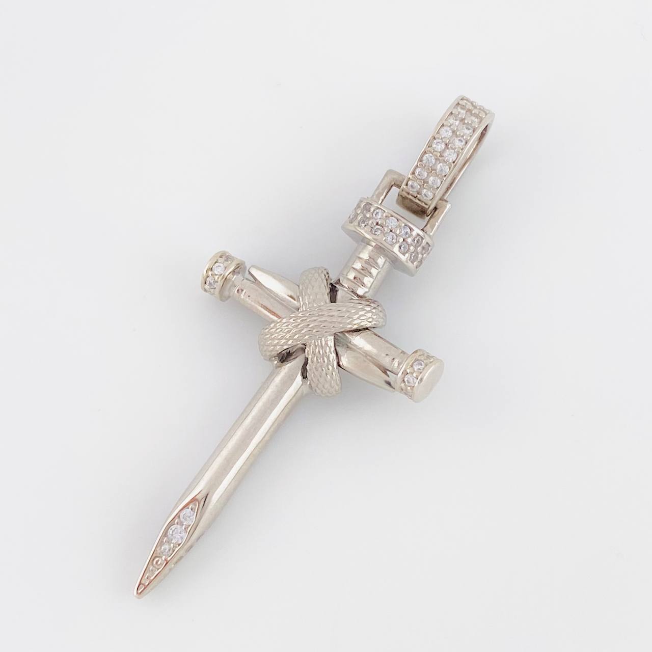 Dije Cruz Clavo 5.4g / 4.6cm Oro Blanco 18K
