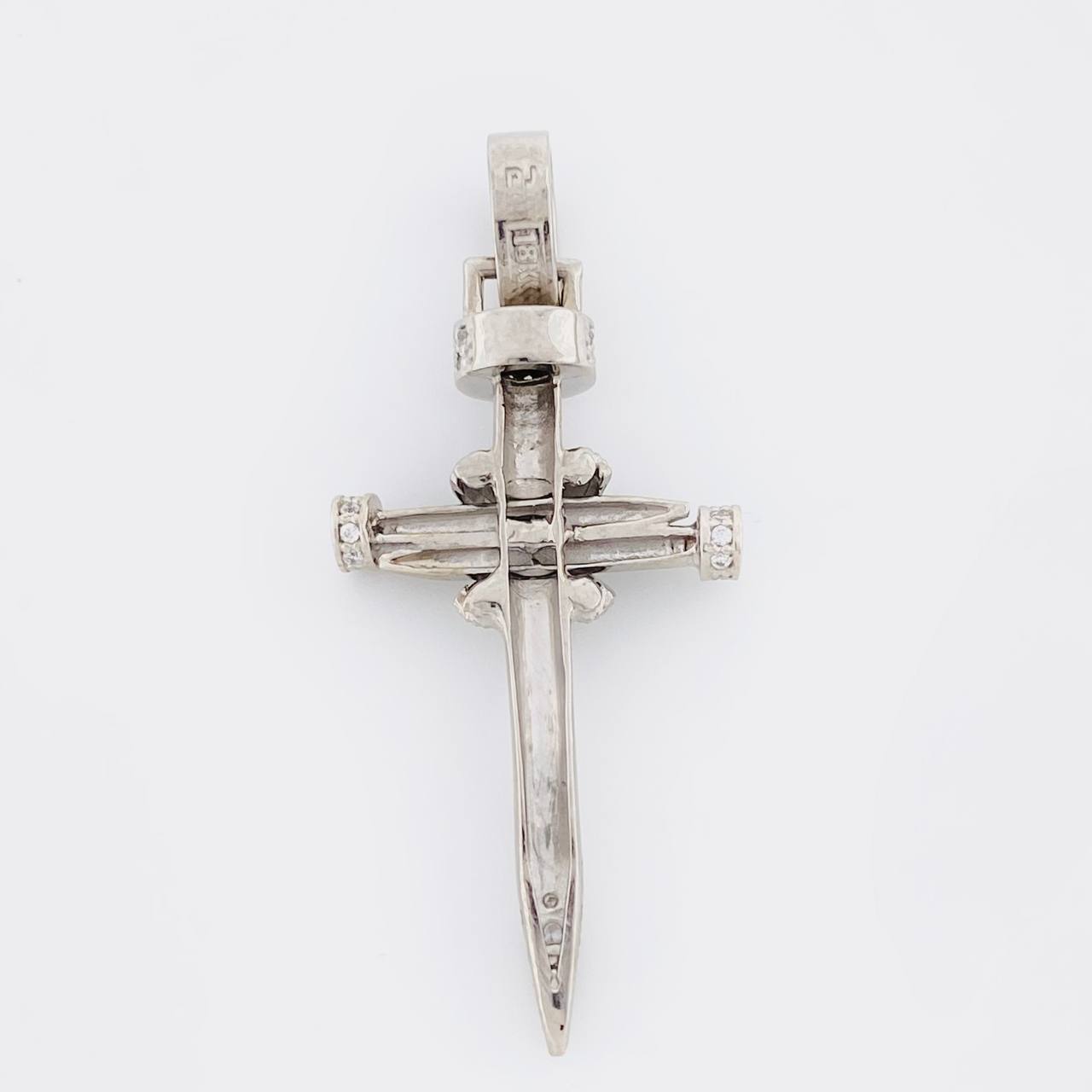Dije Cruz Clavo 5.4g / 4.6cm Oro Blanco 18K