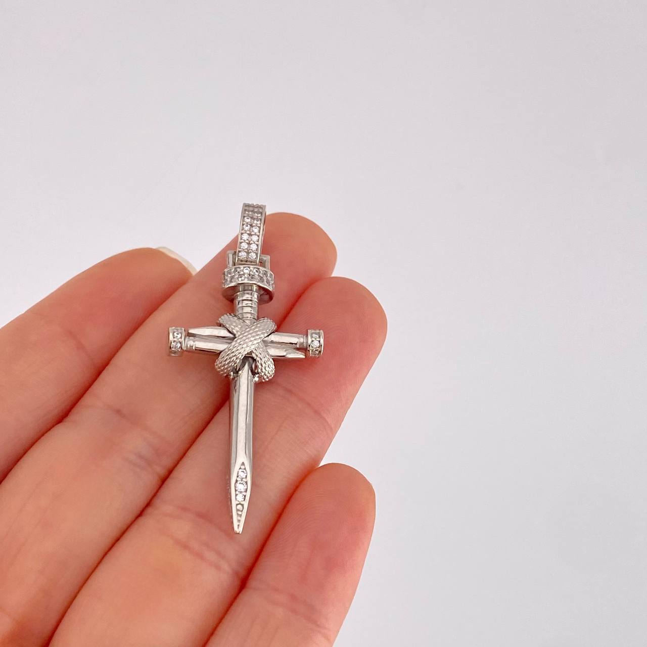Dije Cruz Clavo 5.4g / 4.6cm Oro Blanco 18K