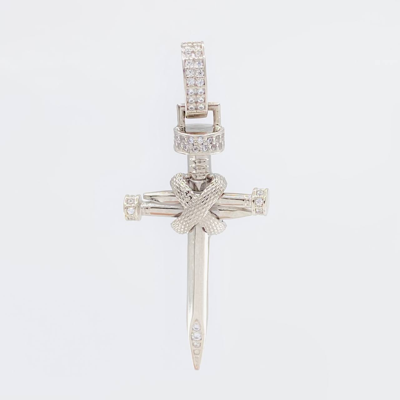 Dije Cruz Clavo 5.4g / 4.6cm Oro Blanco 18K