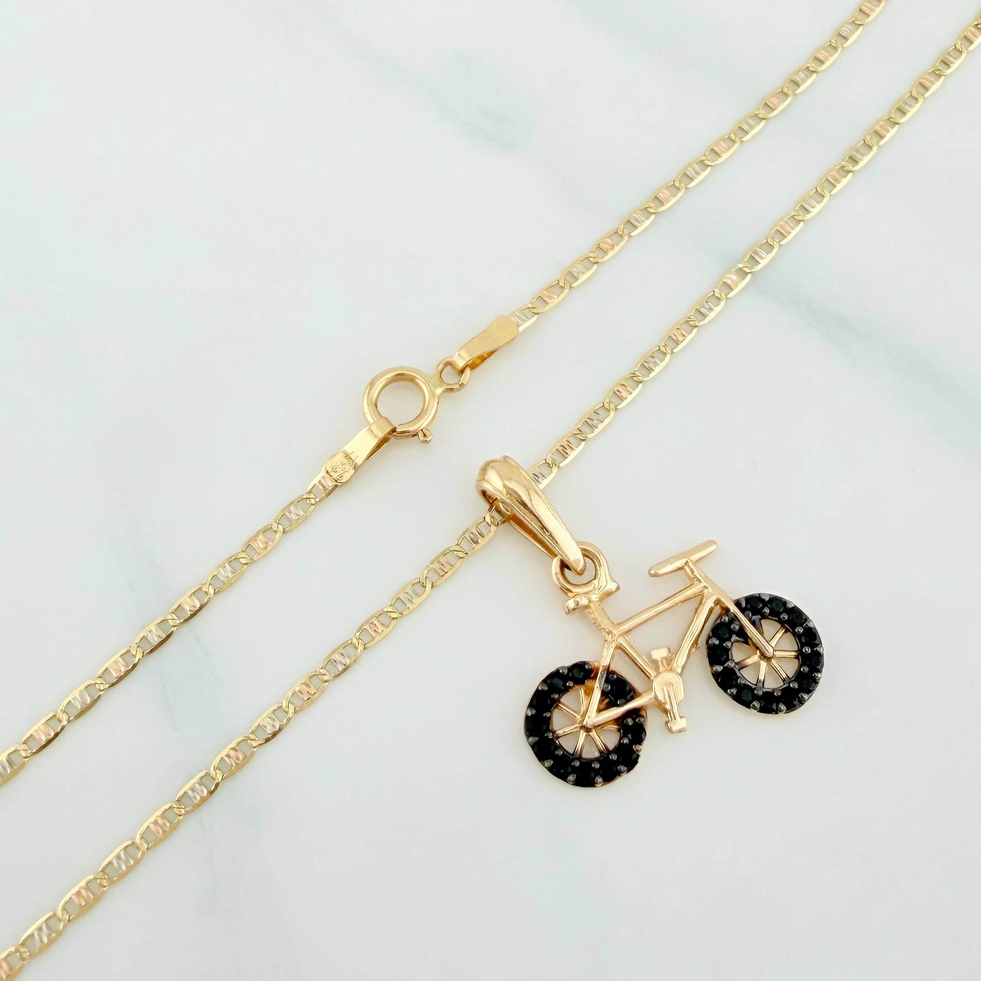 Set Cadena Escalera Plana + Dije Bicicleta / 2.65gr / 50 cm Tres Oros 18K