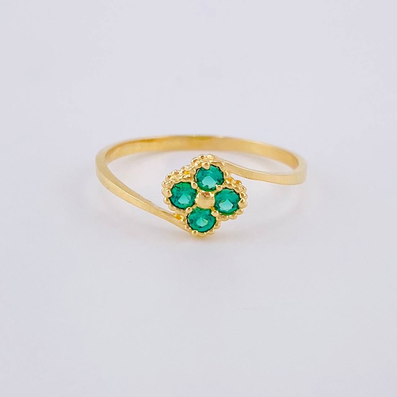 Anillo Flor Trebol Linea Invertida 1.2 g / T8 1/4 Oro Amarillo 18K