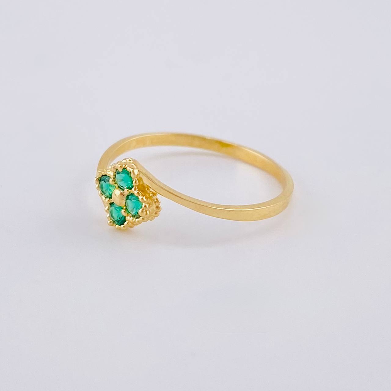 Anillo Flor Trebol Linea Invertida 1.1 g / T5 1/2 Oro Amarillo 18K