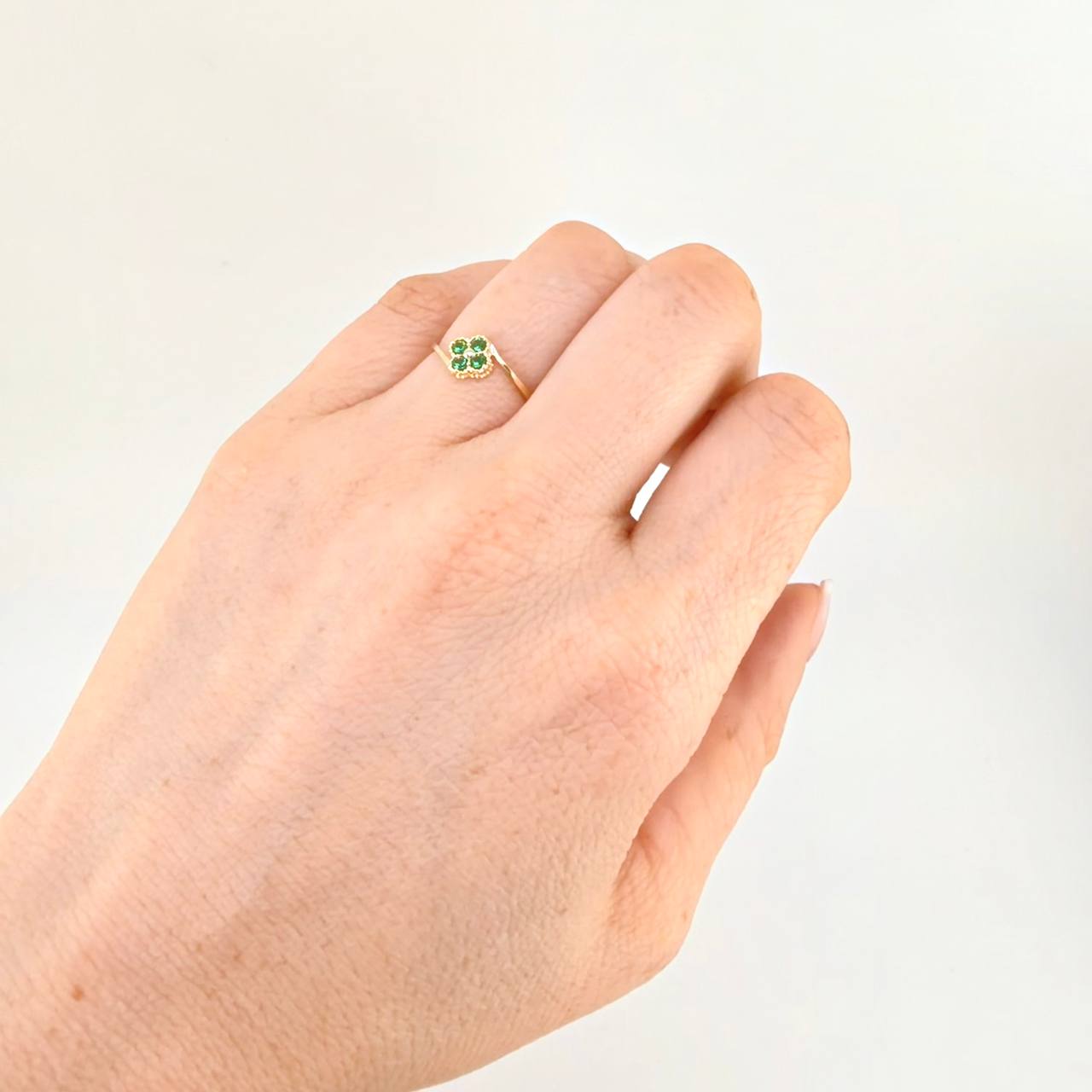 Anillo Flor Trebol Linea Invertida 1.1 g / T5 1/2 Oro Amarillo 18K