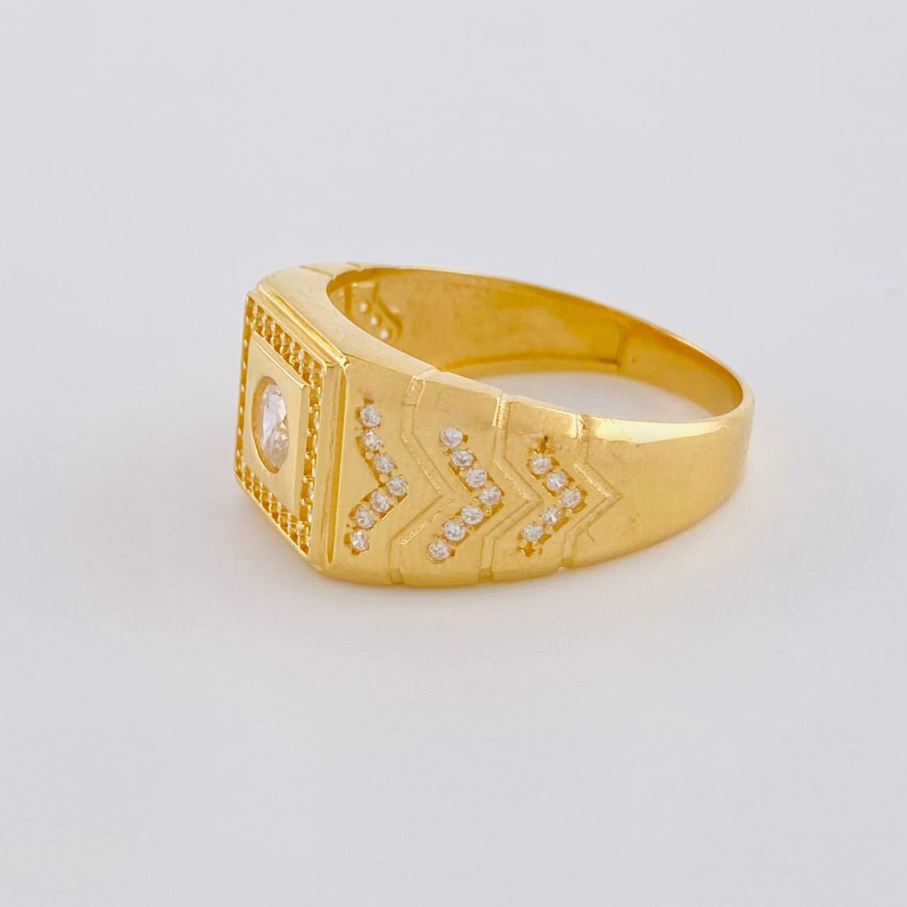 Anillo Cuadrado Flechas Descendentes 5.95 g / T10 Oro Amarillo 18K