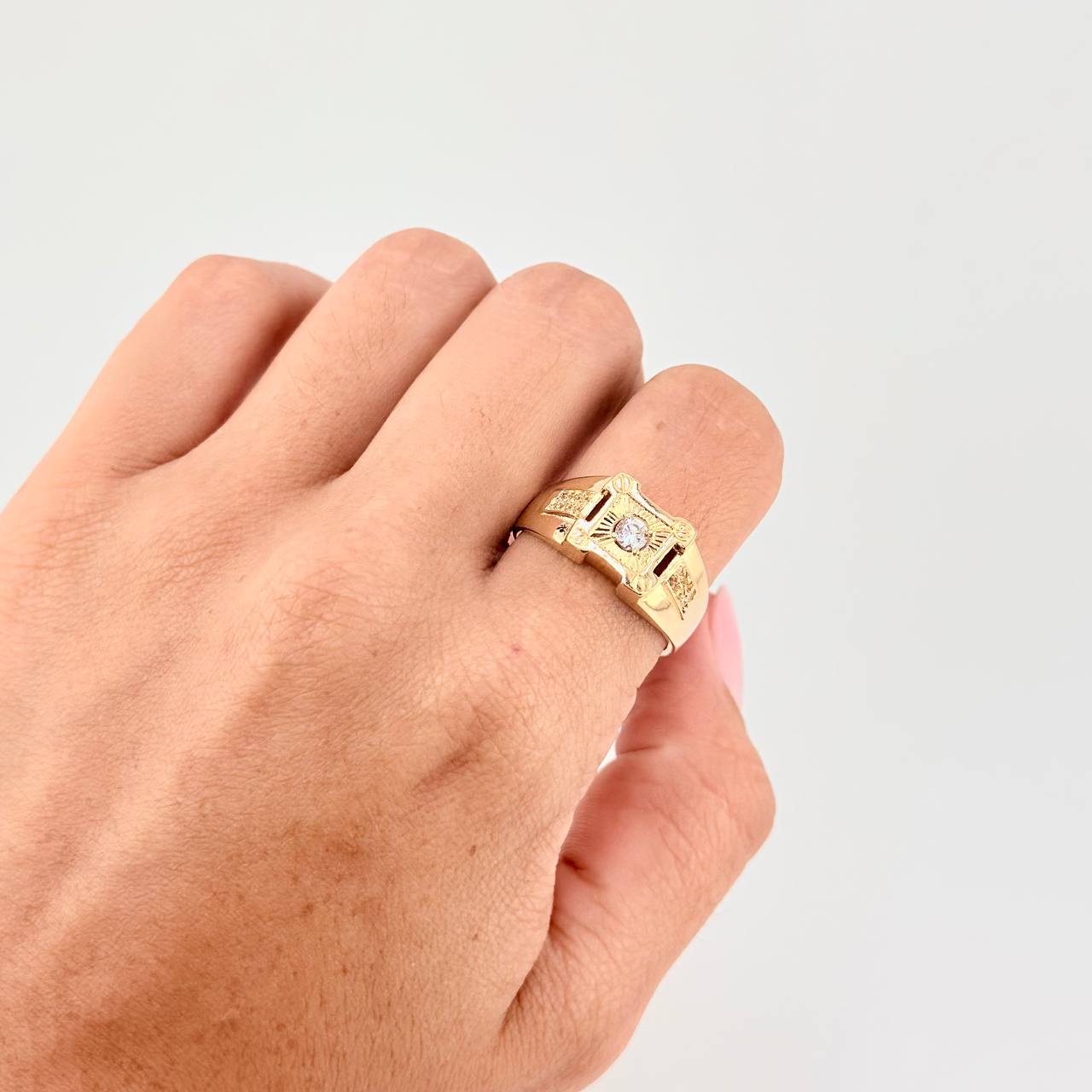 Anillo Sello Cuadrado Basteado 5.55 g / T10 Oro Amarillo 18K