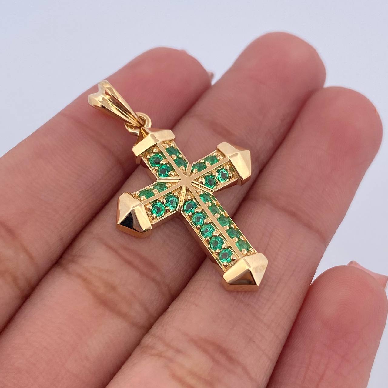 Dije Cruz Gotica 4.1gr / 3.3cm / Esmeraldas 41 Pts Oro Amarillo 18K (Joya) &