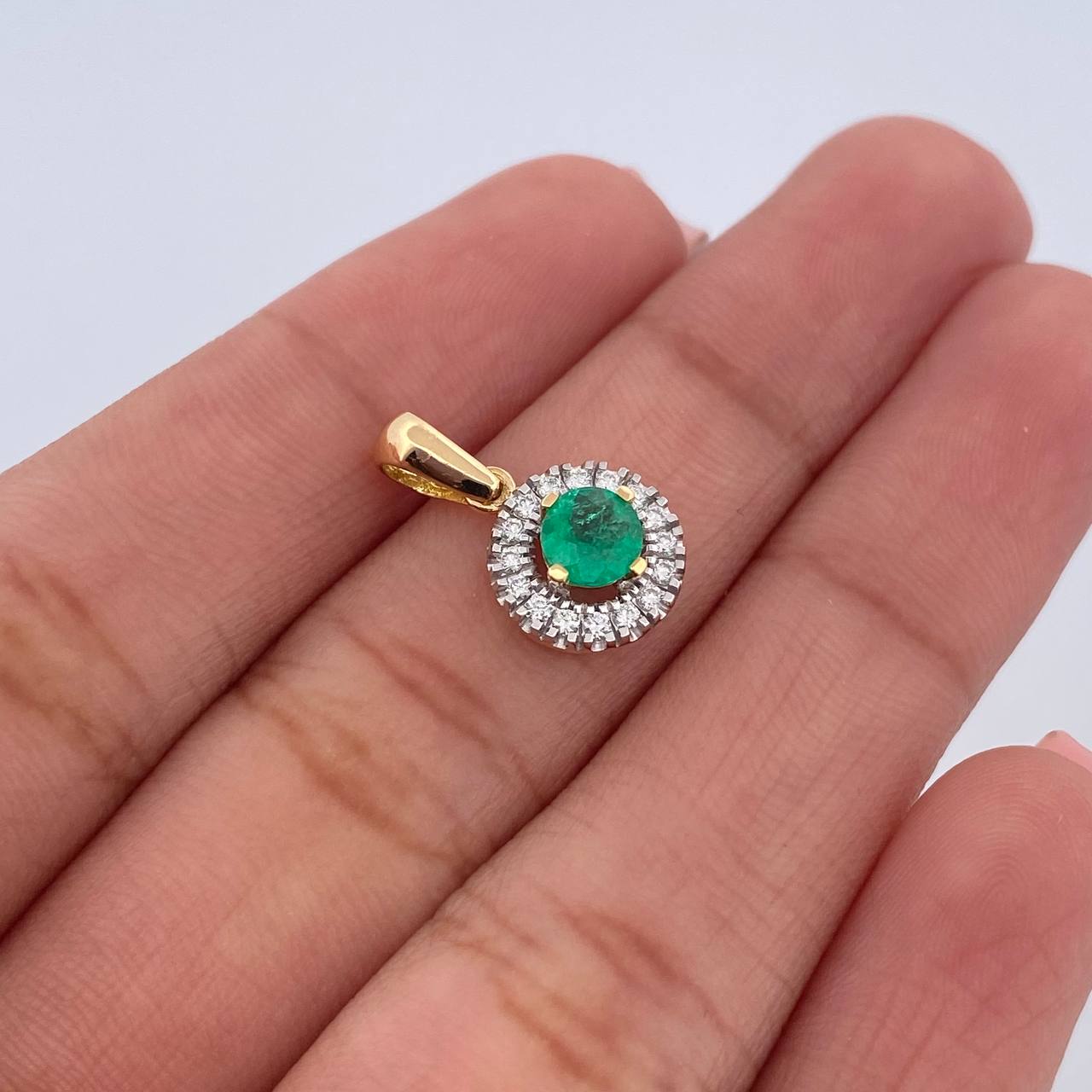 Dije Halo 1.15gr / 1.6cm / Esmeralda 29 Pts Diamantes 13 Pts Dos Oros Amarillo Blanco 18K (Joya) &